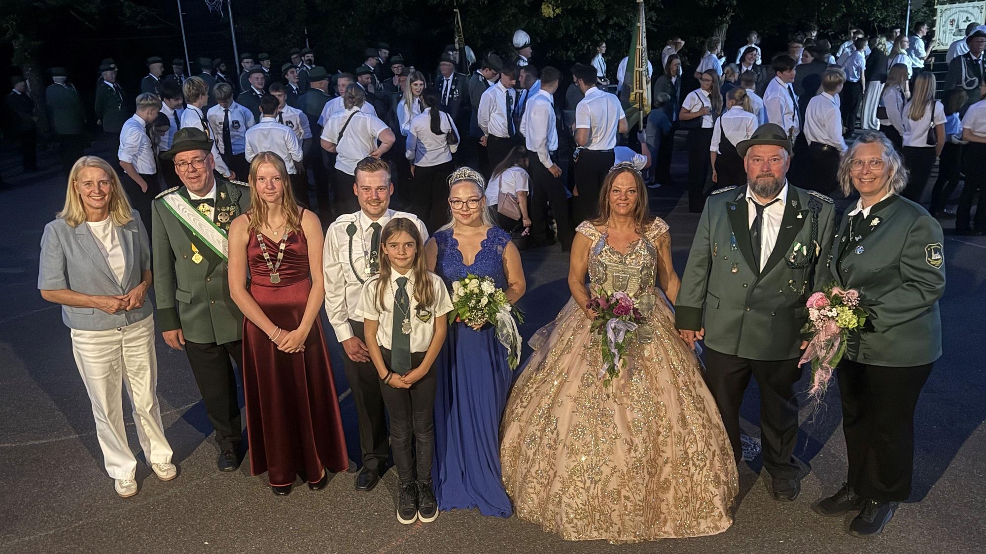 Das Foto zeigt die neuen Majestäten der Agathaberger Schützen