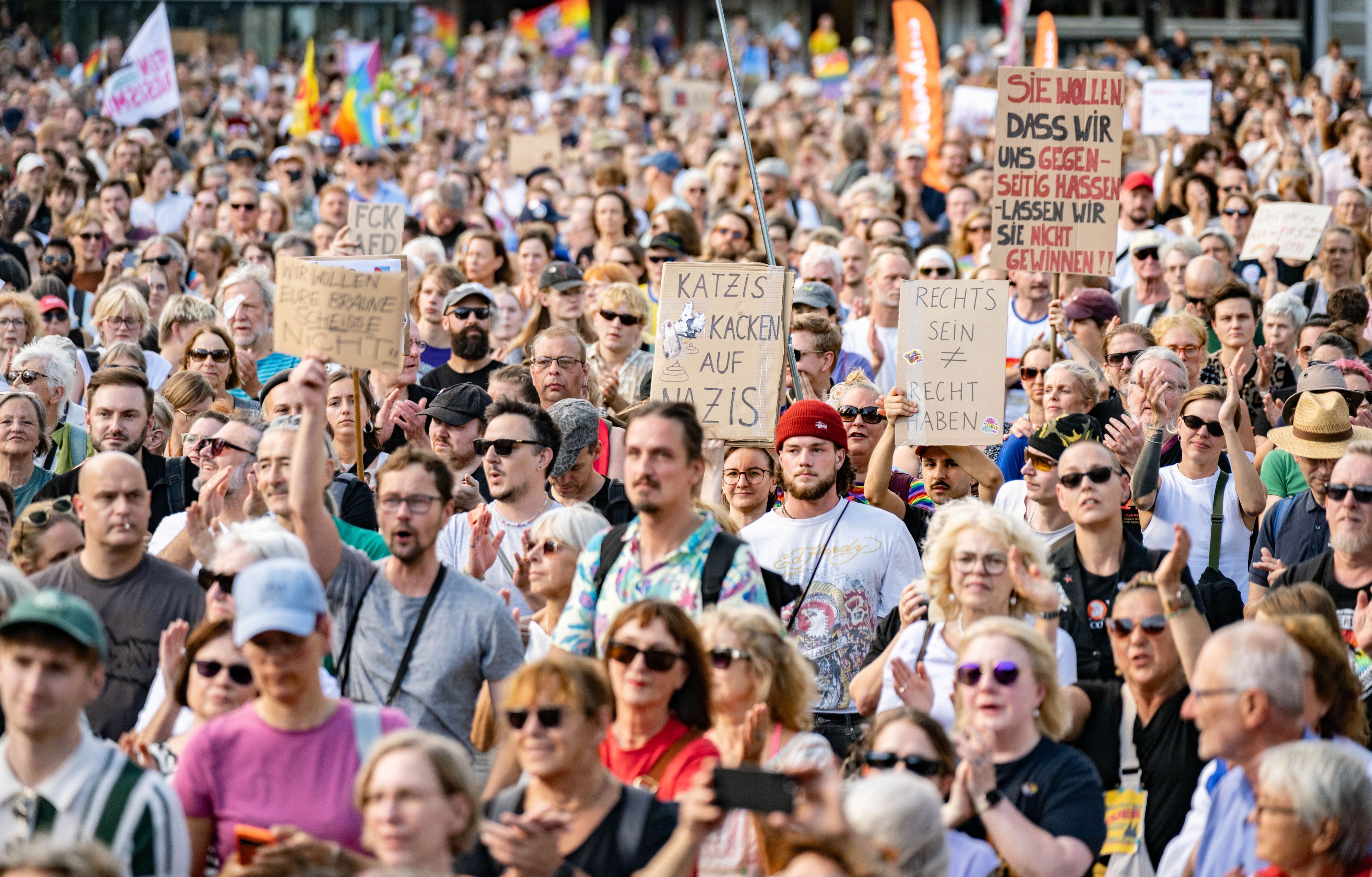 08.09.2026, Nordrhein-Westfalen, Köln: Hunderte Menschen kamen auf dem Heumarkt zusammen, um, als Reaktion auf das Wahlergebnis in Sachsen-Anhalt, gegen Rechts zu demonstrieren. Foto: Benjamin Westhoff/dpa +++ dpa-Bildfunk +++