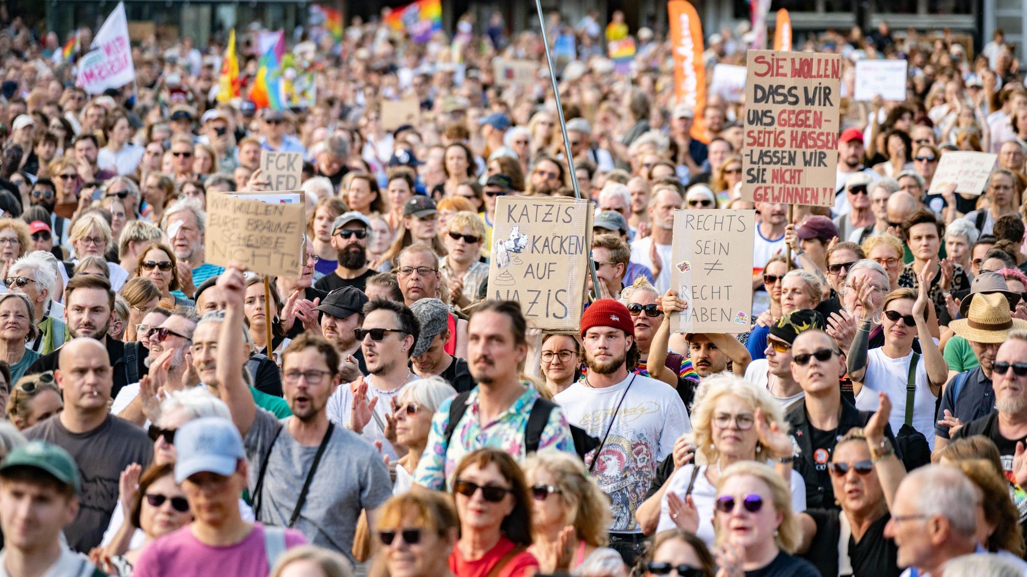 08.09.2026, Nordrhein-Westfalen, Köln: Hunderte Menschen kamen auf dem Heumarkt zusammen, um, als Reaktion auf das Wahlergebnis in Sachsen-Anhalt, gegen Rechts zu demonstrieren. Foto: Benjamin Westhoff/dpa +++ dpa-Bildfunk +++