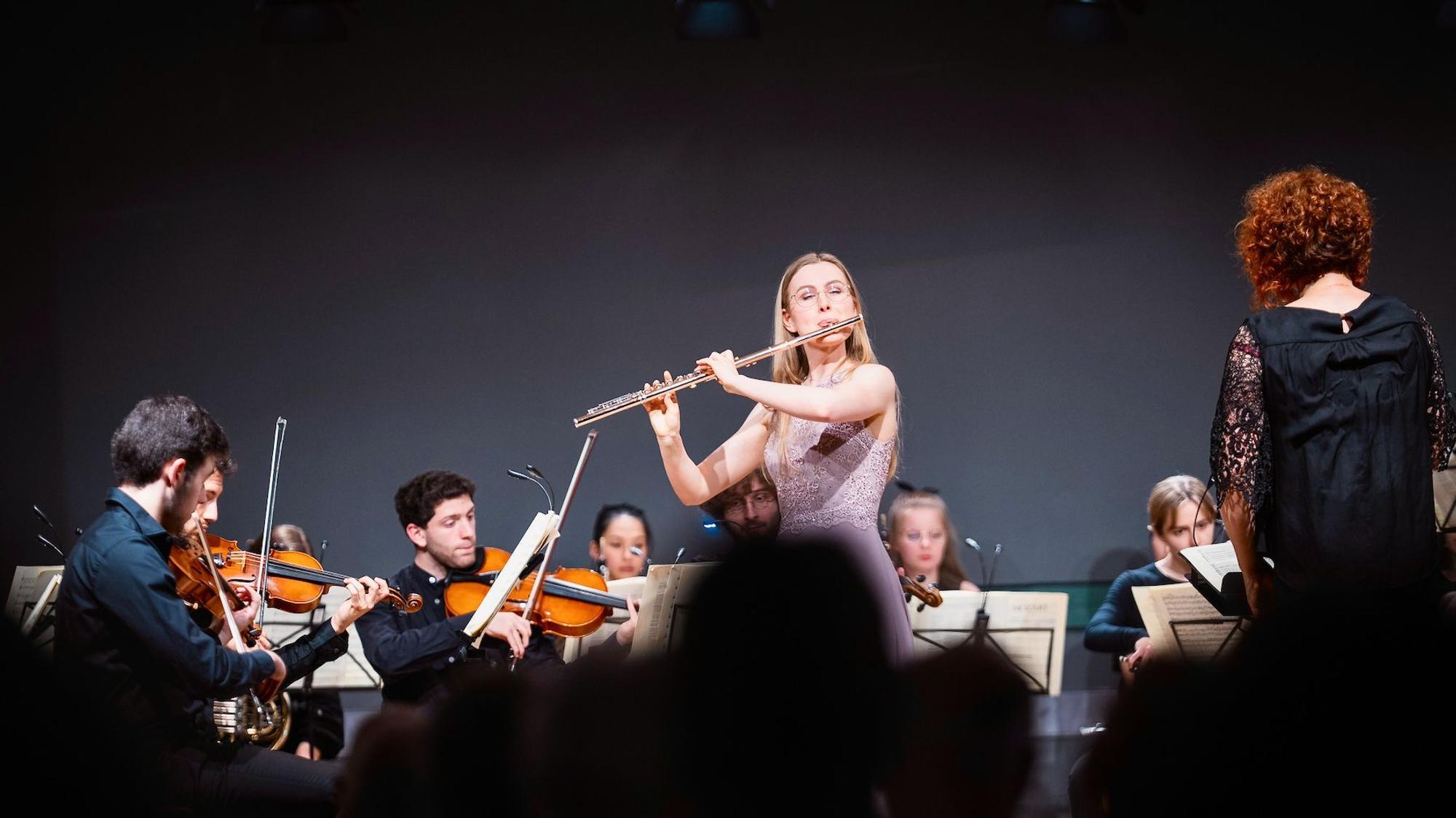 Klara Herkenhöhner als Solistin beim Mozartkonzert.