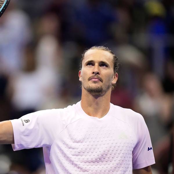 Alexander Zverev winkt den Fans zu.