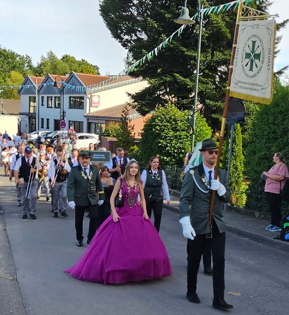Das Foto zeigt den Schützen-Umzug in Rösrath
