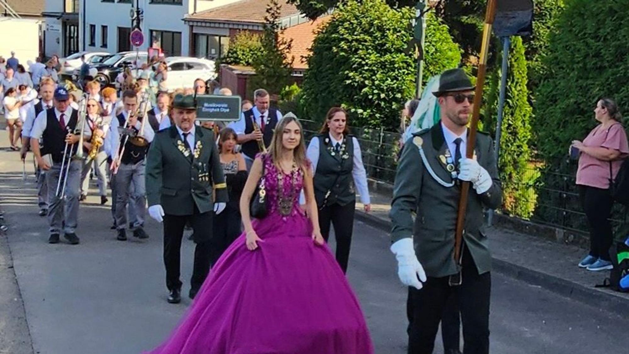 Das Foto zeigt den Schützen-Umzug in Rösrath