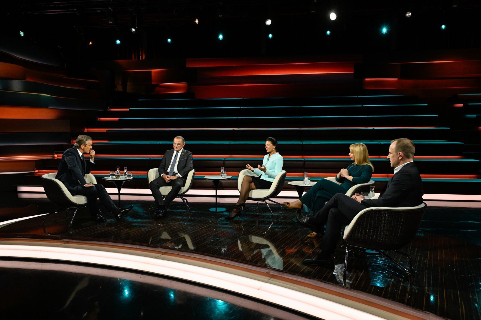 Im ZDF-Talk sprachen, von links: Tino Chrupalla, Sahra Wagenknecht, Melanie Amann und Peter Neumann. (Bild: ZDF / Markus Hertrich)