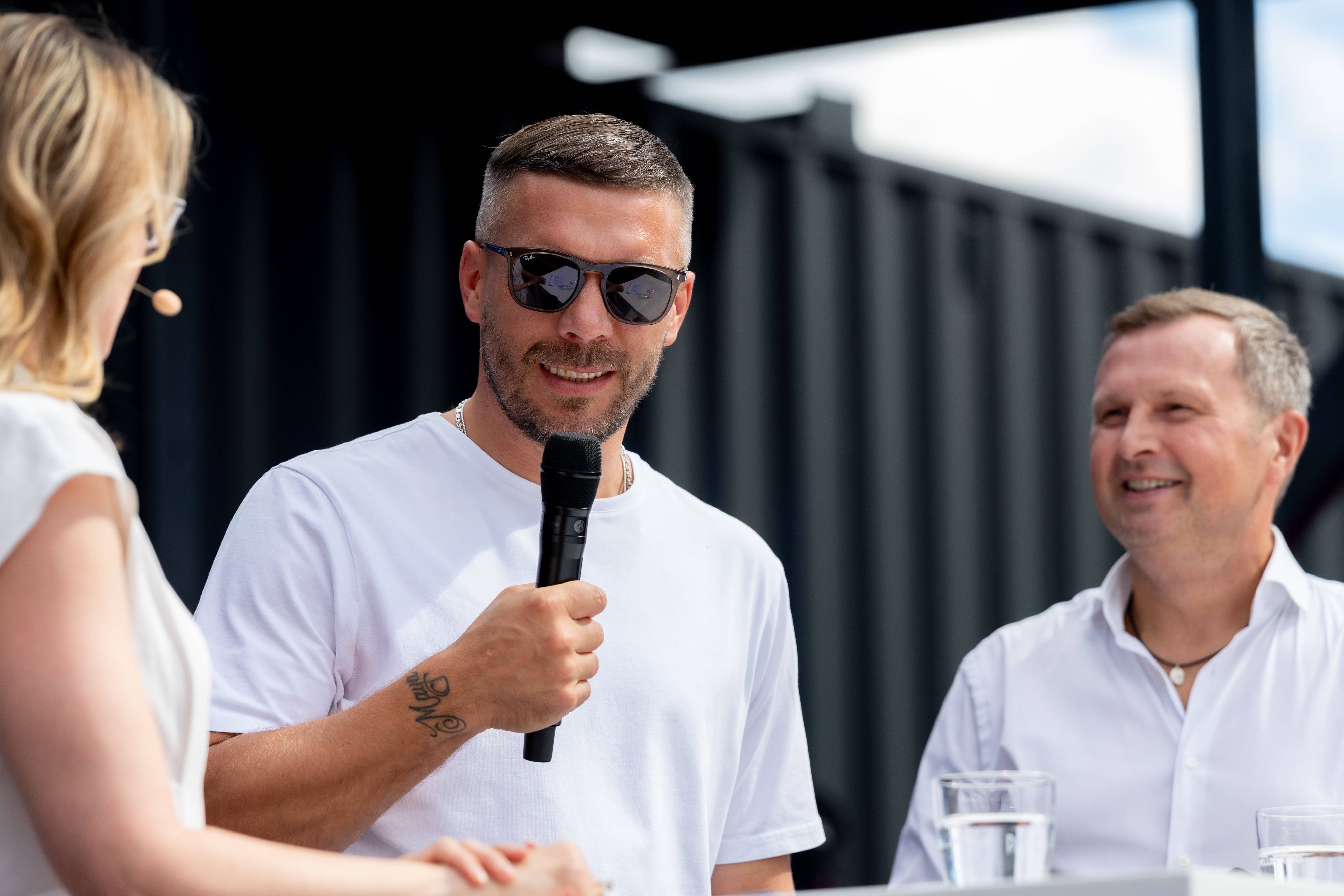 Lukas Podolski mit Prof. Dr. Alena Buyx und Klaus Werner bei der Digital X.
