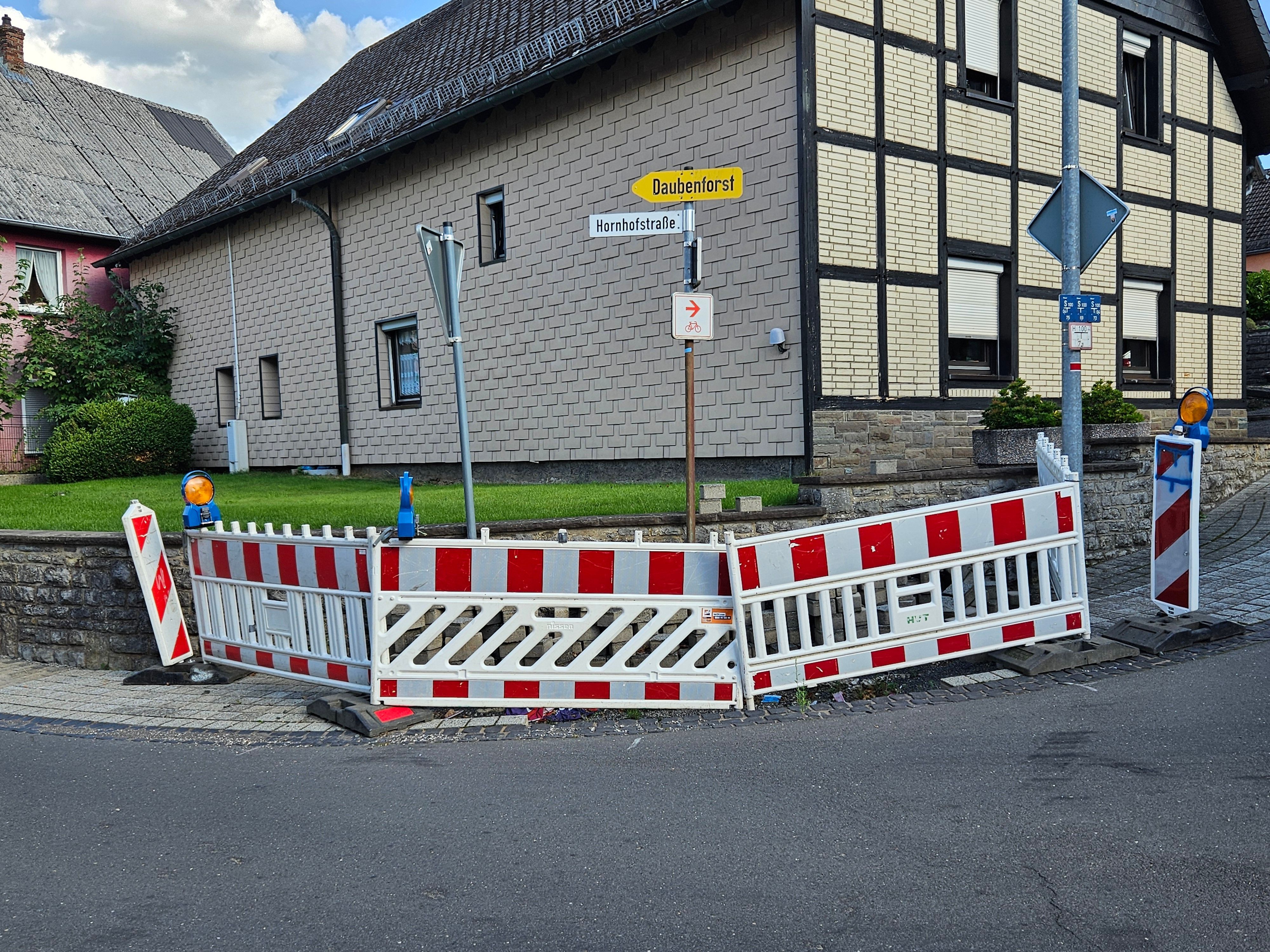 Das Foto zeigt einen mit Baken abgesperrten Bereich auf einem Gehweg in Wahlen.