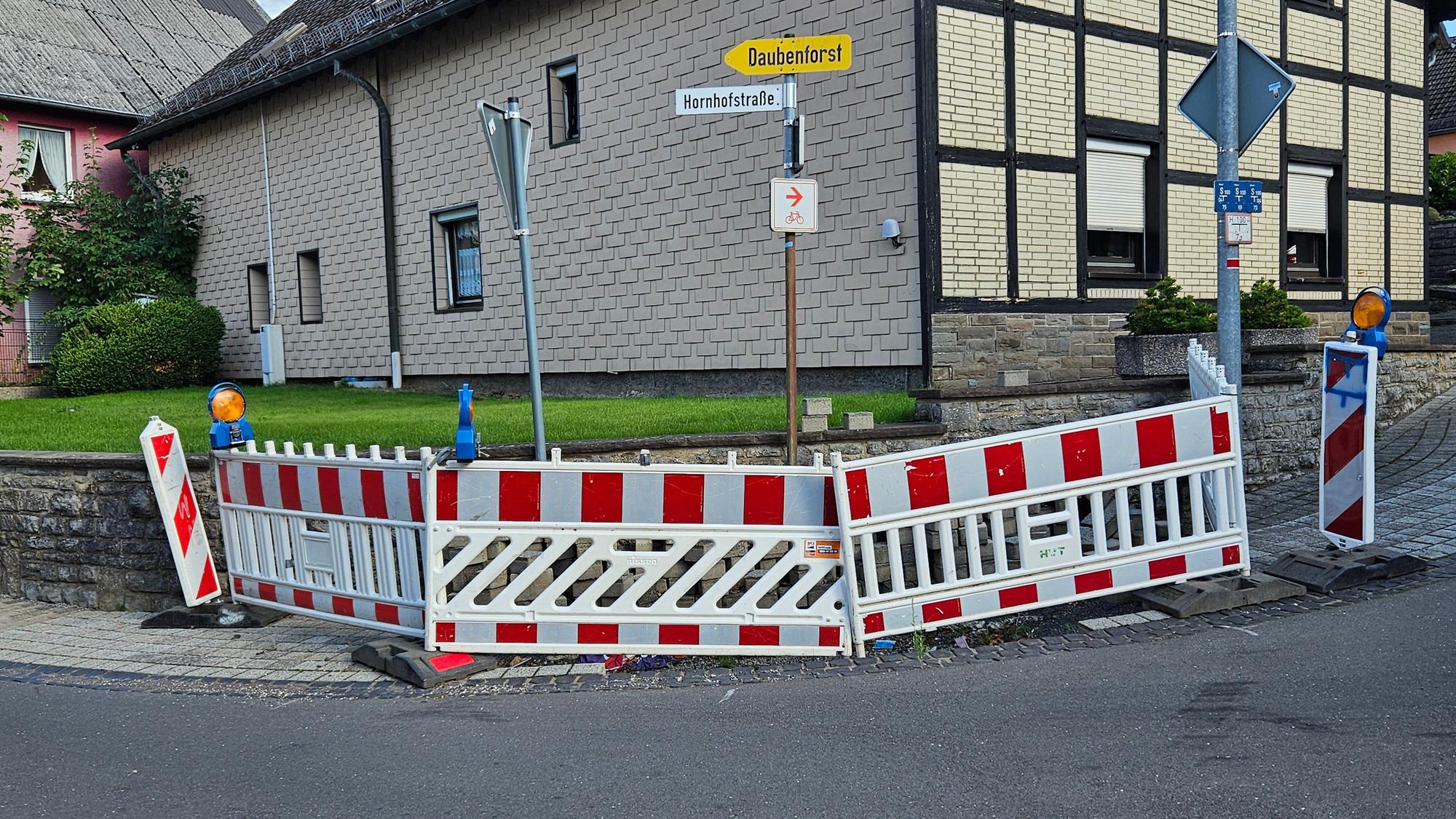 Das Foto zeigt einen mit Baken abgesperrten Bereich auf einem Gehweg in Wahlen.