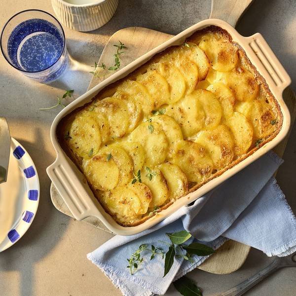 Gratin Dauphinois auf einem Tisch.