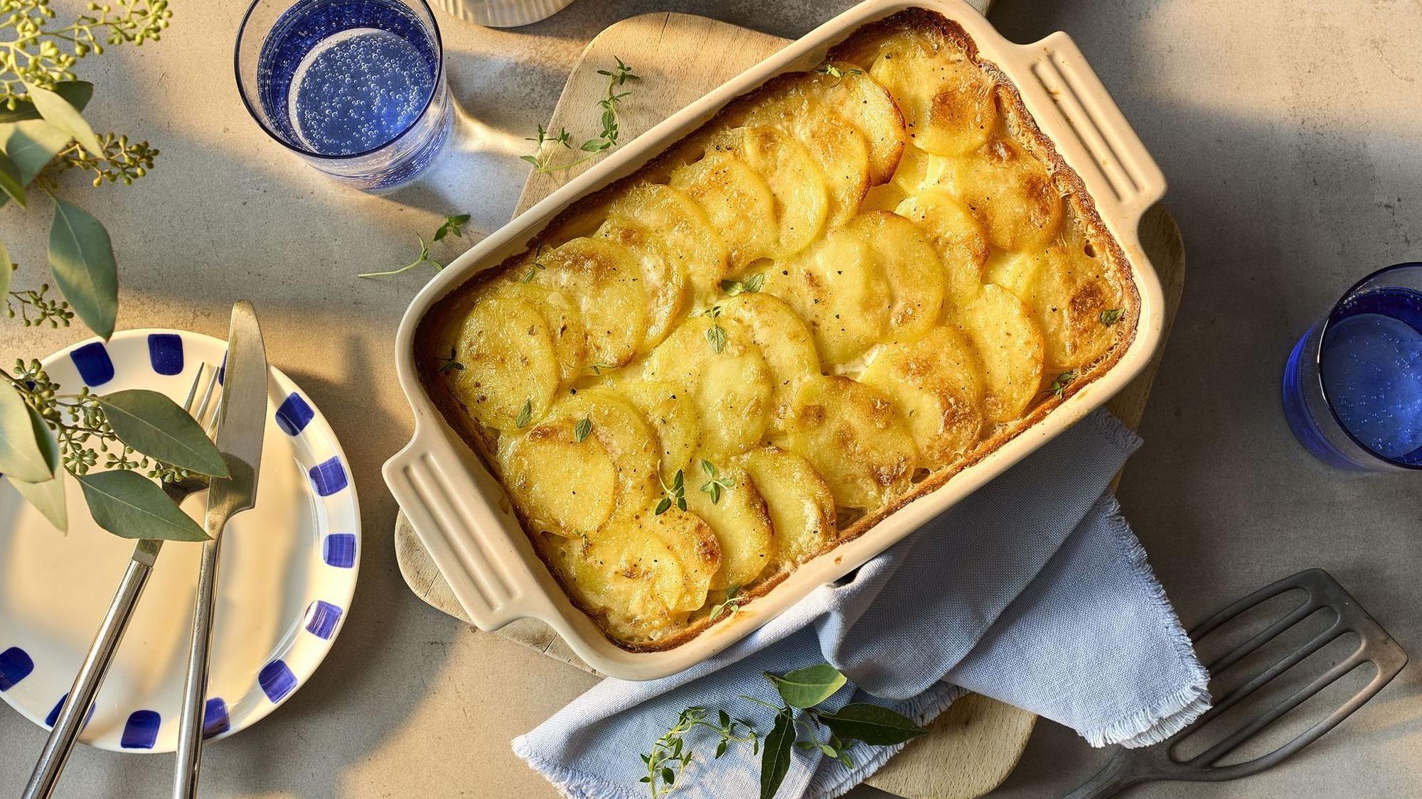 Gratin Dauphinois auf einem Tisch.