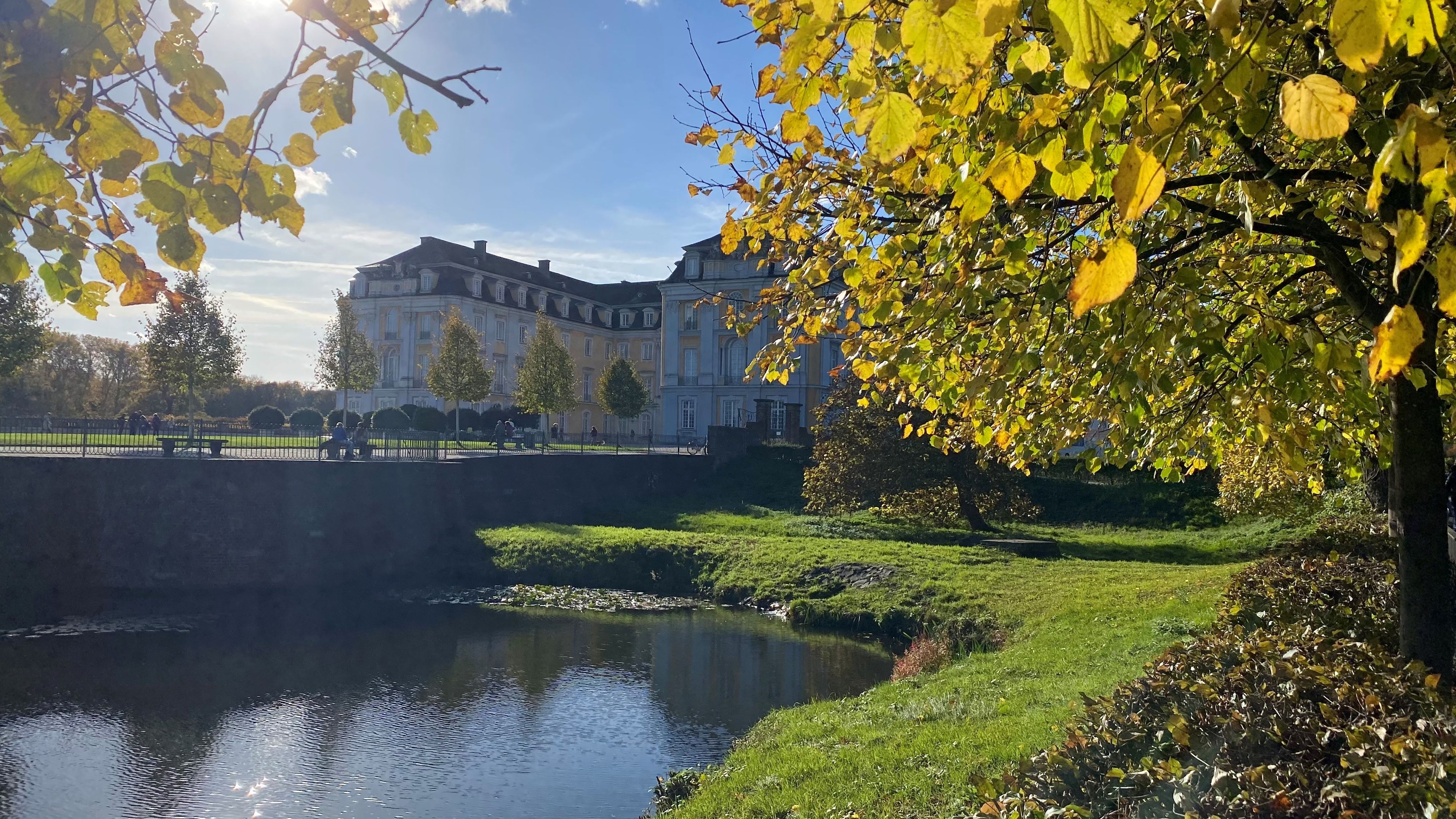 Zu sehen ist das Schloss.