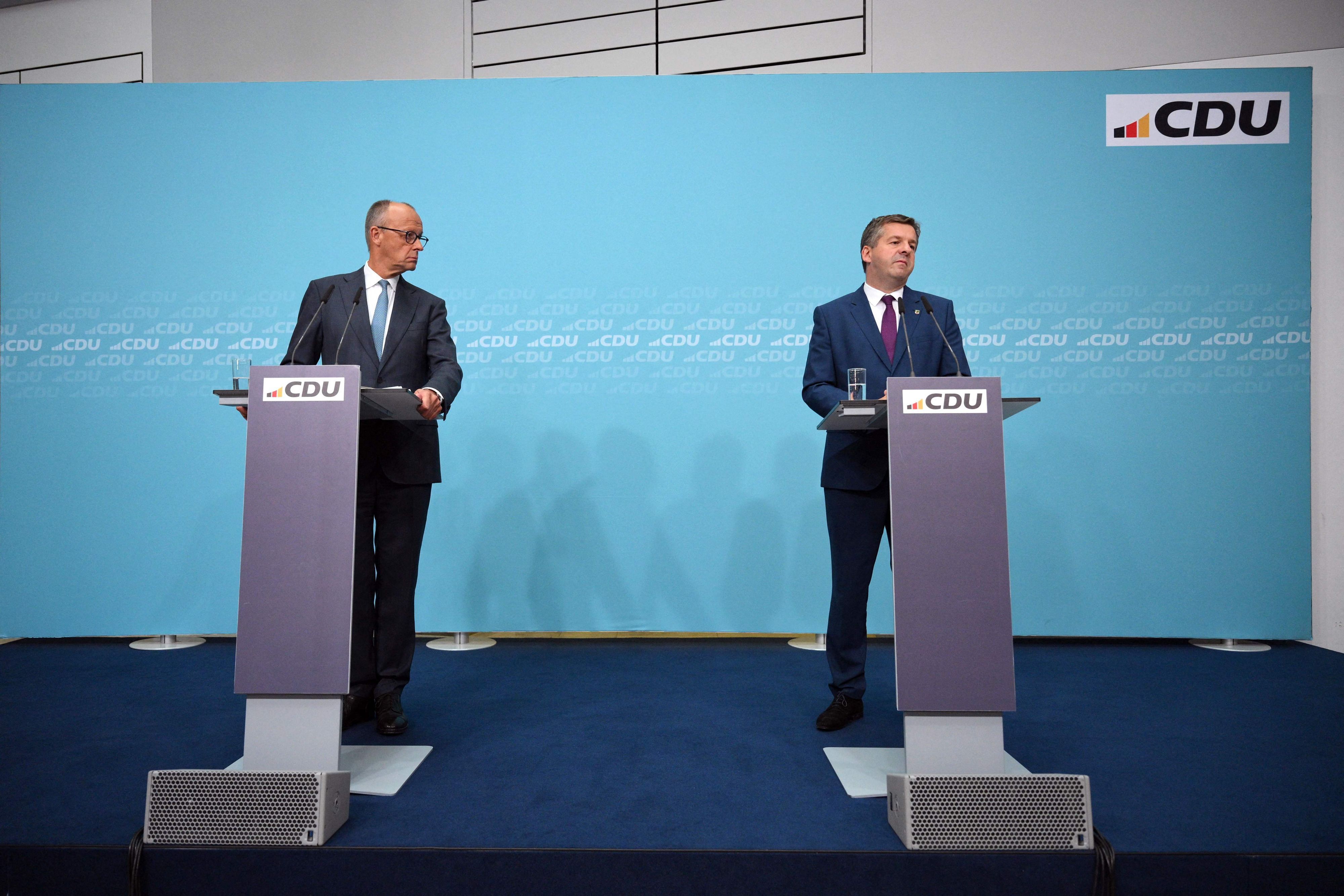 Friedrich Merz (.) und Sven Schulze treten nach dem Wahldebakel am Montag (7. September) in Berlin vor die Presse.