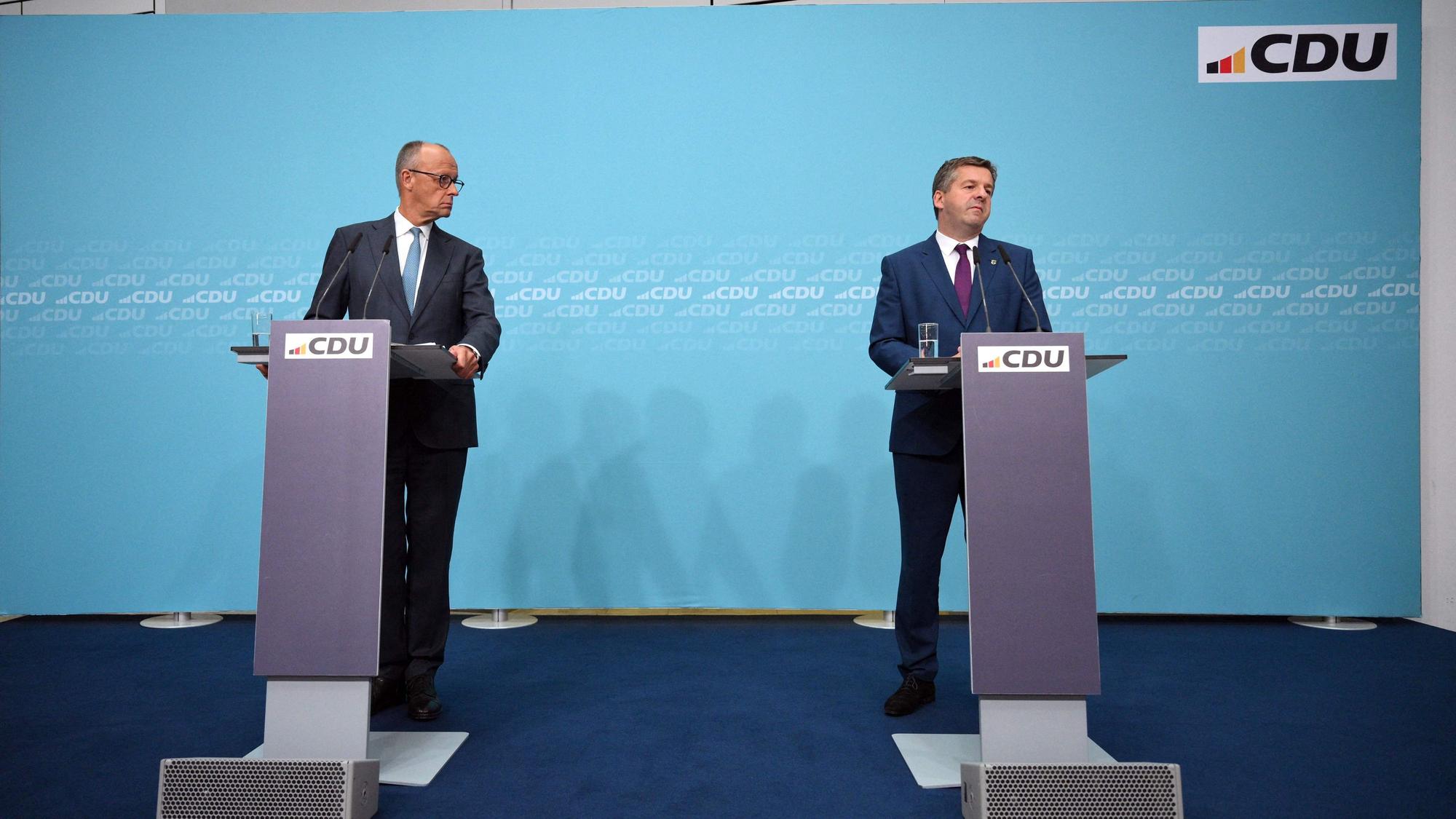 Friedrich Merz (.) und Sven Schulze treten nach dem Wahldebakel am Montag (7. September) in Berlin vor die Presse.