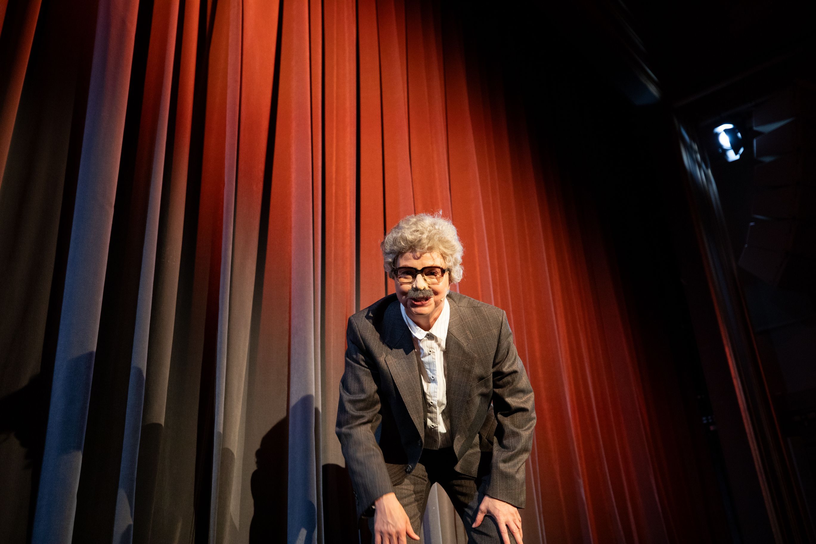 Schauspielerin Annette Frier in der Rolle von Willy Millowitsch