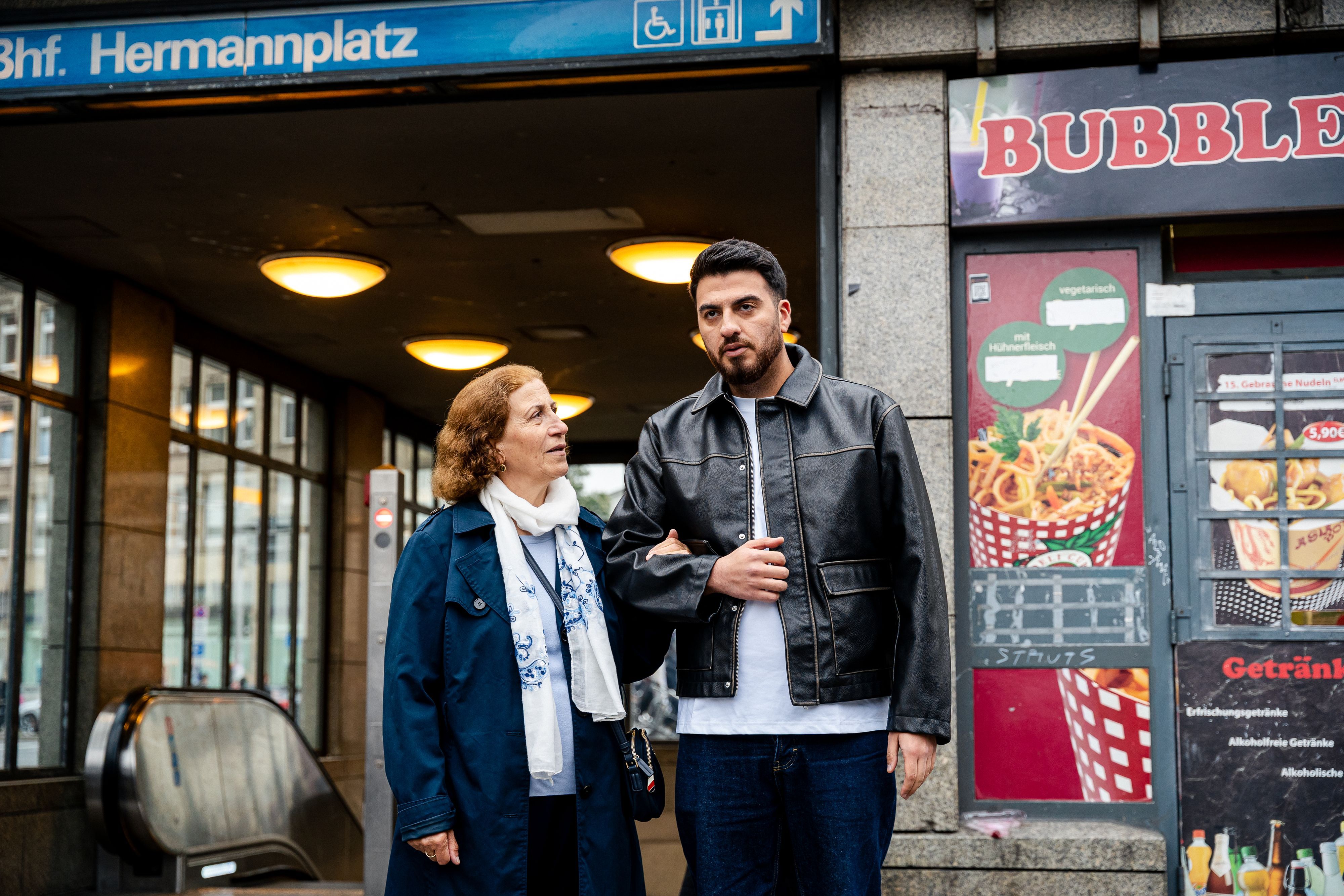 Tahsim Durgun mit seiner Tante Zeynep in Berlin, für die ARD-Dokuserie „Deutschland, ich küss dein Herz“