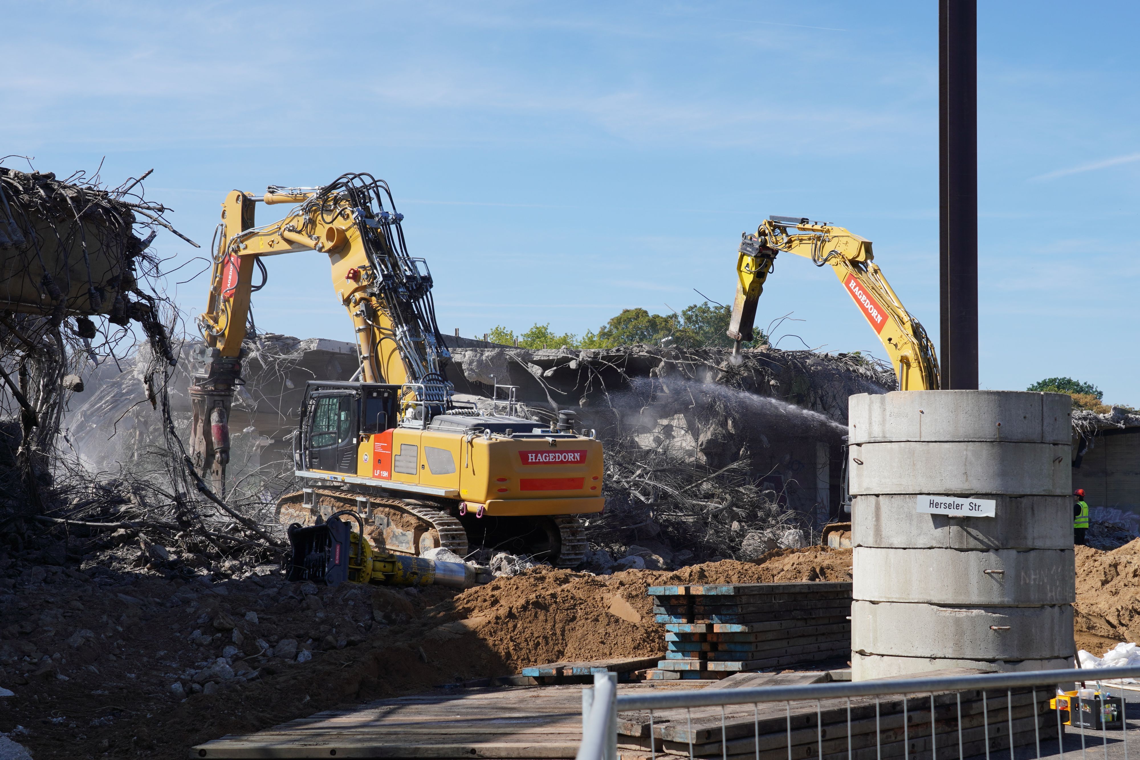 An der Graurheindorfer/Herseler Straße sind die Abrissarbeiten inzwischen beendet. Staub und Lärm machen den Anwohnern dennoch weiter zu schaffen.