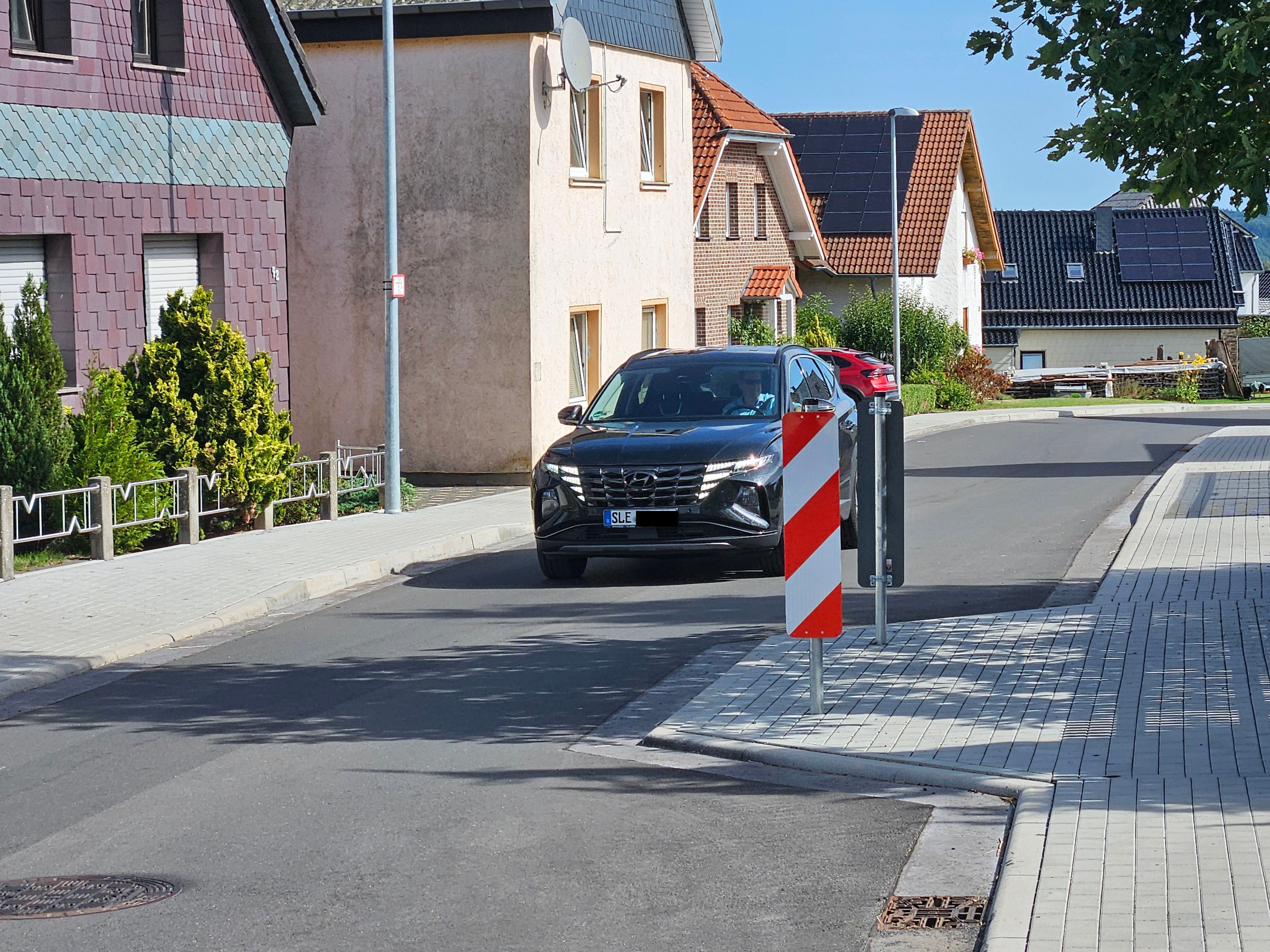Das Bild zeigt ein Auto, dass durch eine Fahrbahnverengung fährt.