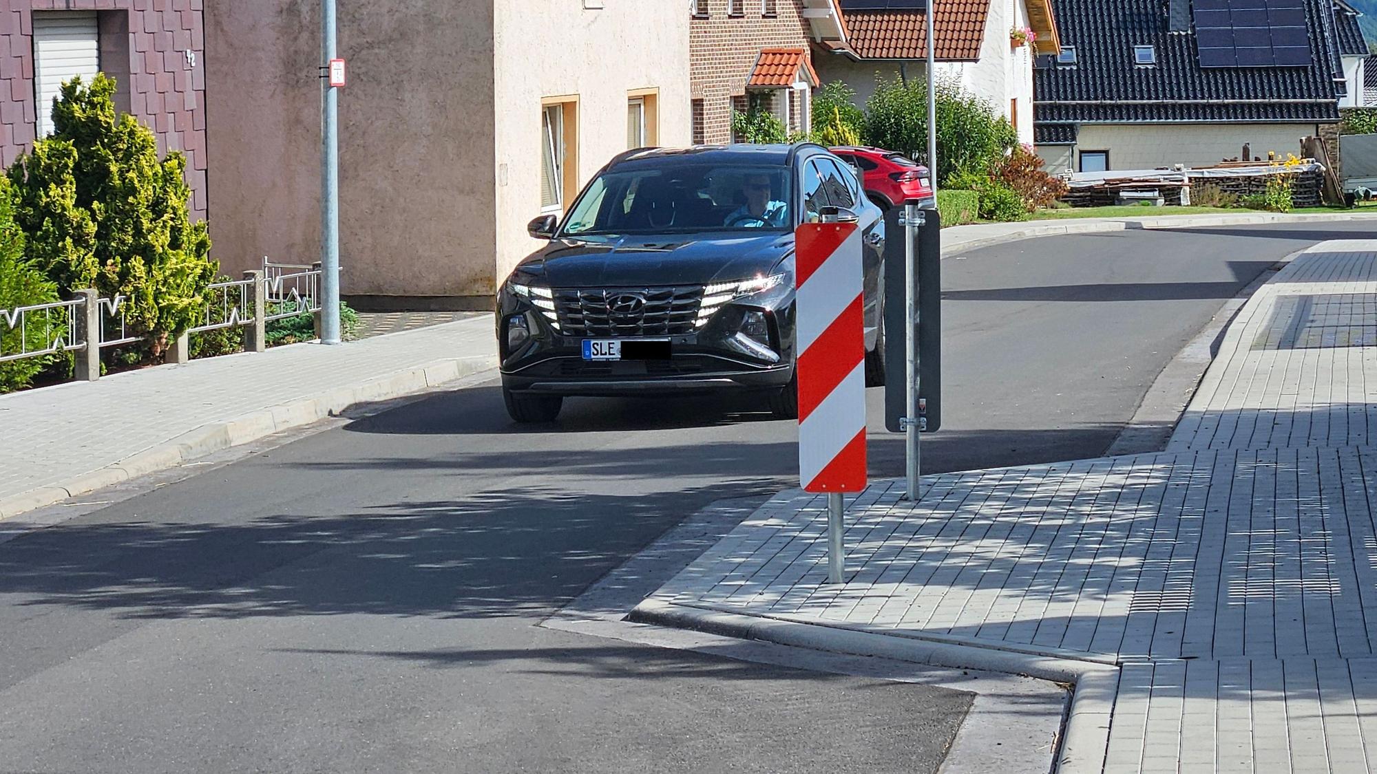 Das Bild zeigt ein Auto, dass durch eine Fahrbahnverengung fährt.