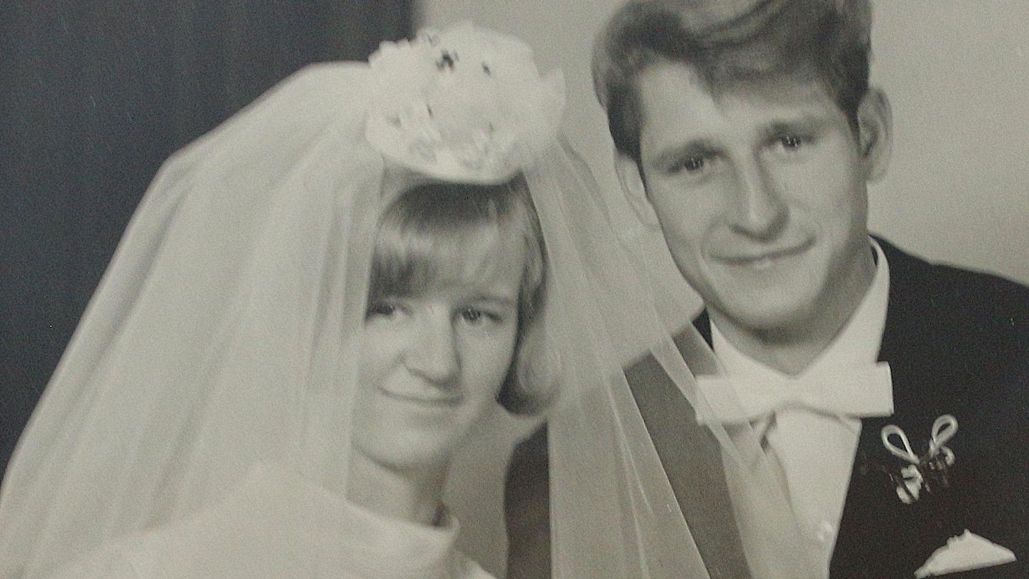 Zu sehen ist das Hochzeitspaar.