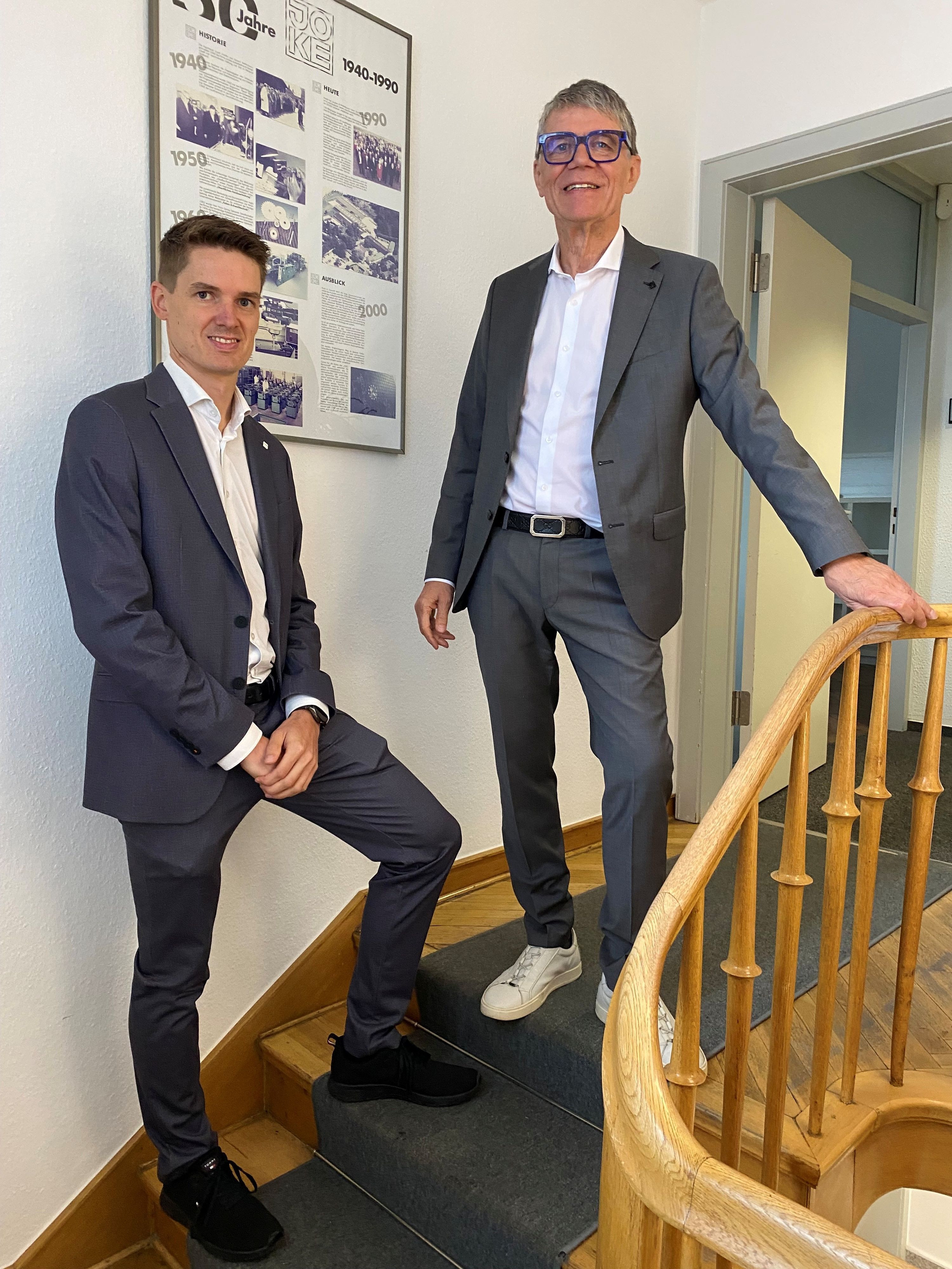 Udo Fielenbach und sein Sohn Alexander stehen auf einer Treppe.