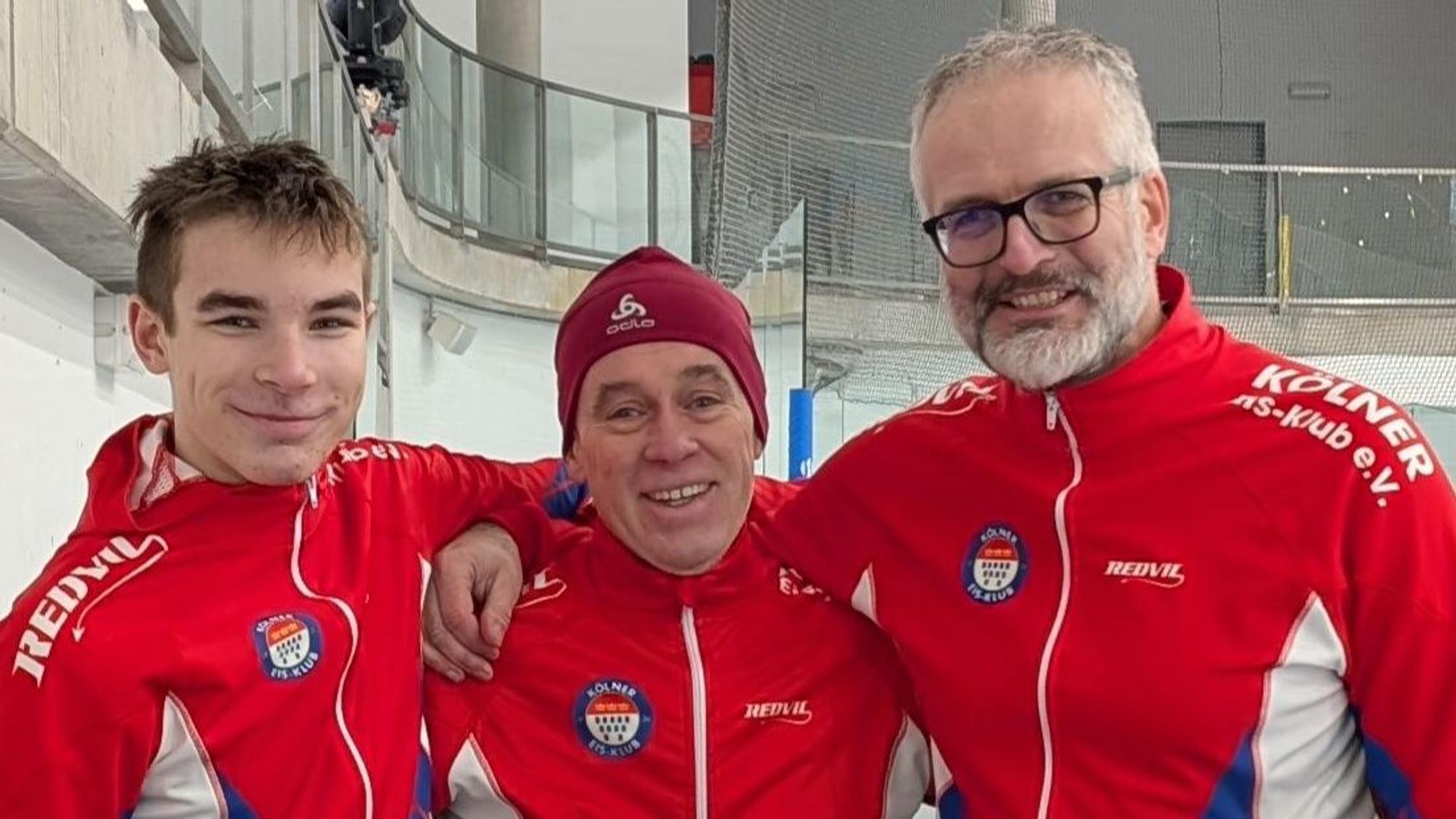 Dominik Schauerte, Erik van Zantvoort (Trainer Eisschnelllauf) und Christian Schauerte im Eisstadion Lentpark