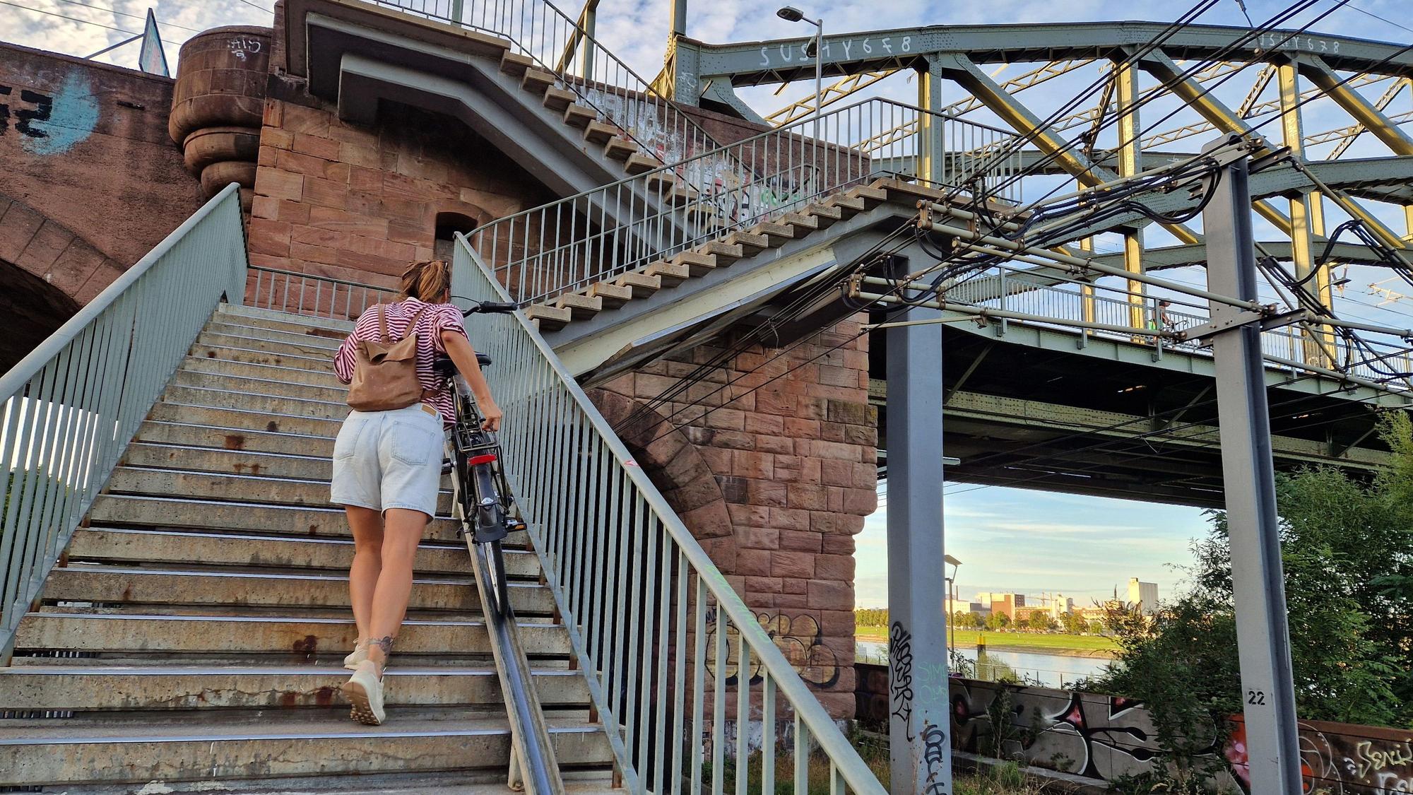 Für Radfahrer ist es mühsam, auf die Südbrücke hoch- und auch wieder runterzukommen.
