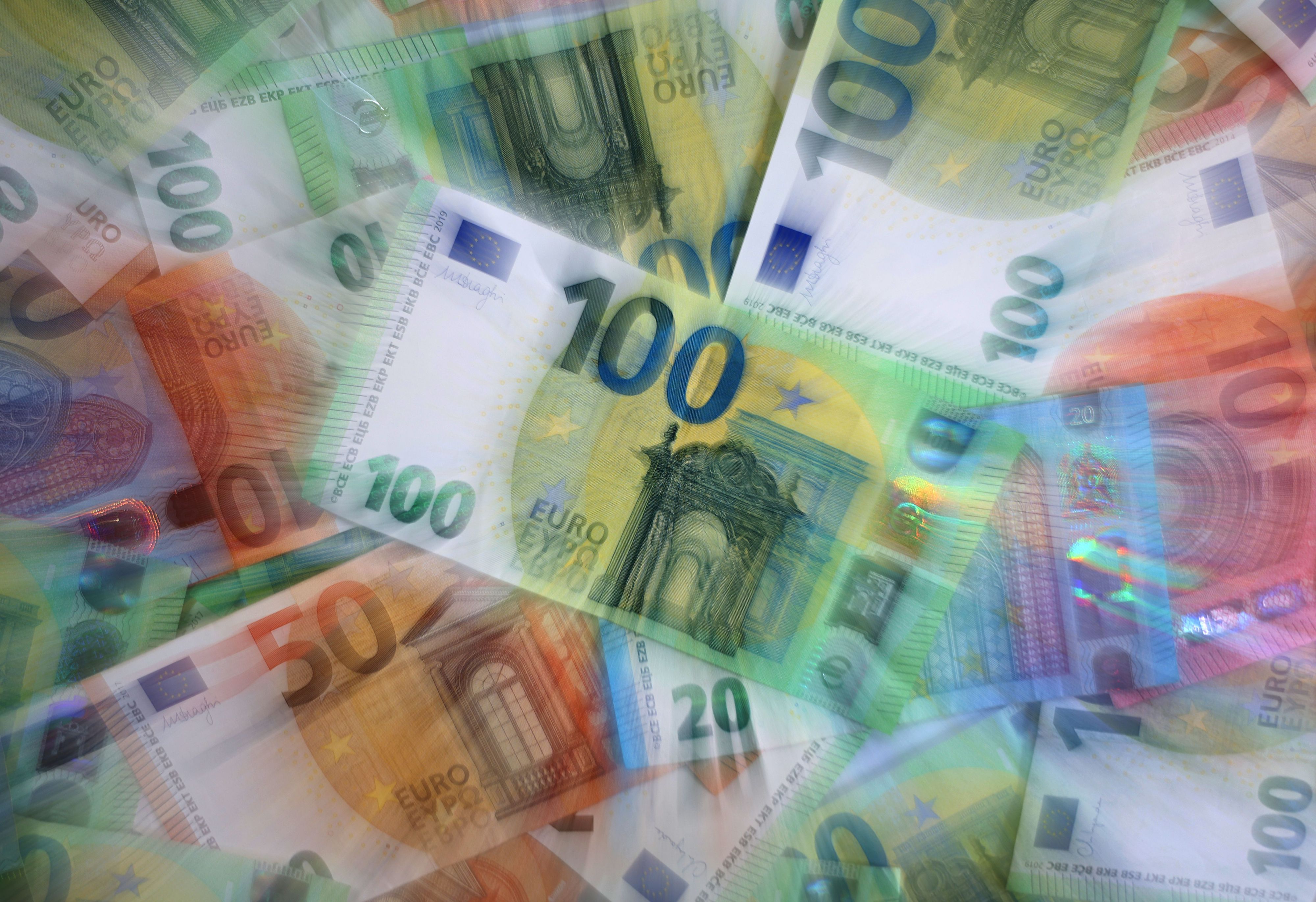 Auf dem Bild sind viele Banknoten zu sehen. (Symbolbils)