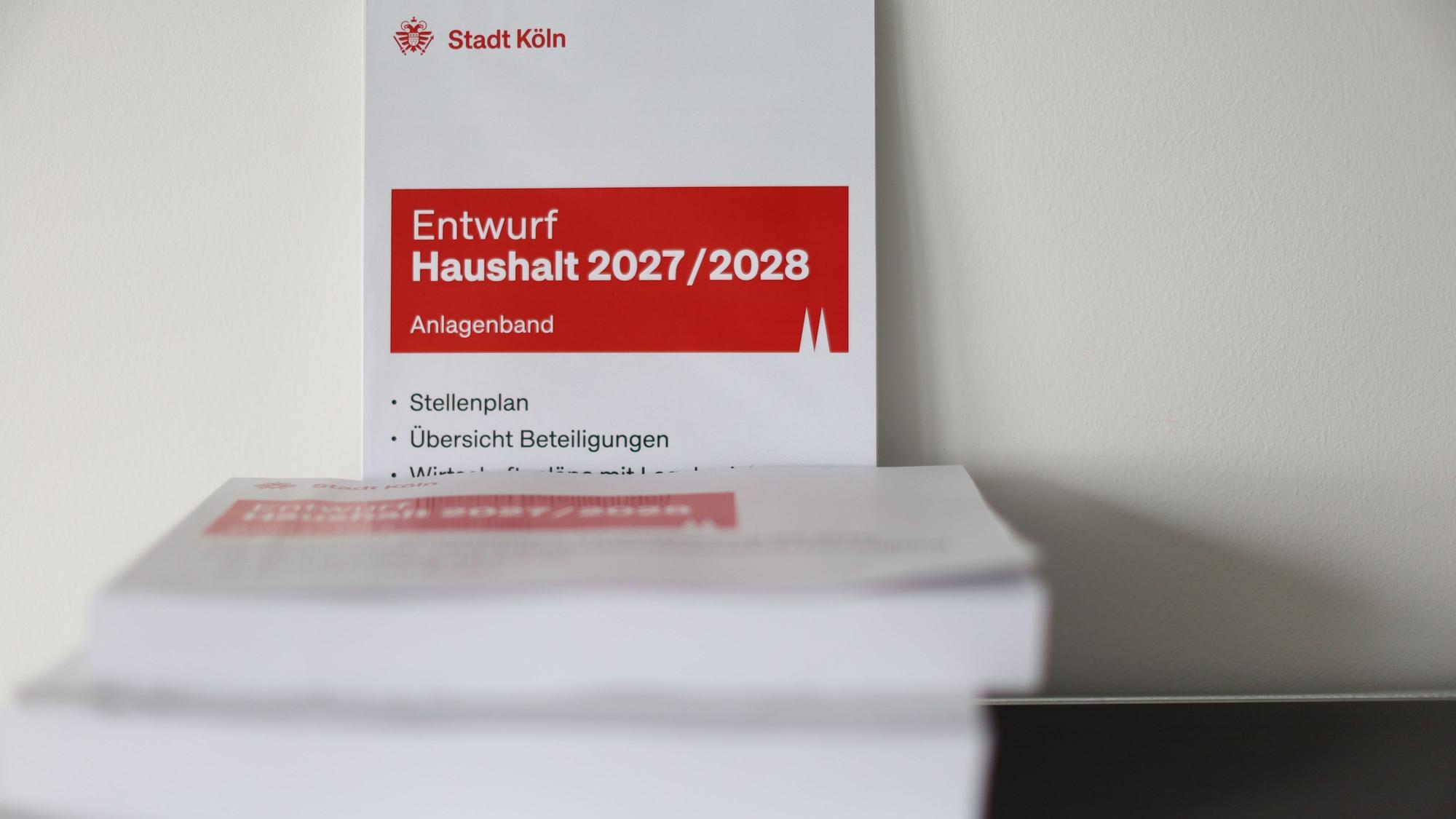 Der ausgedruckte Entwurf für den Haushalt 2027/2028 der Stadt Köln.