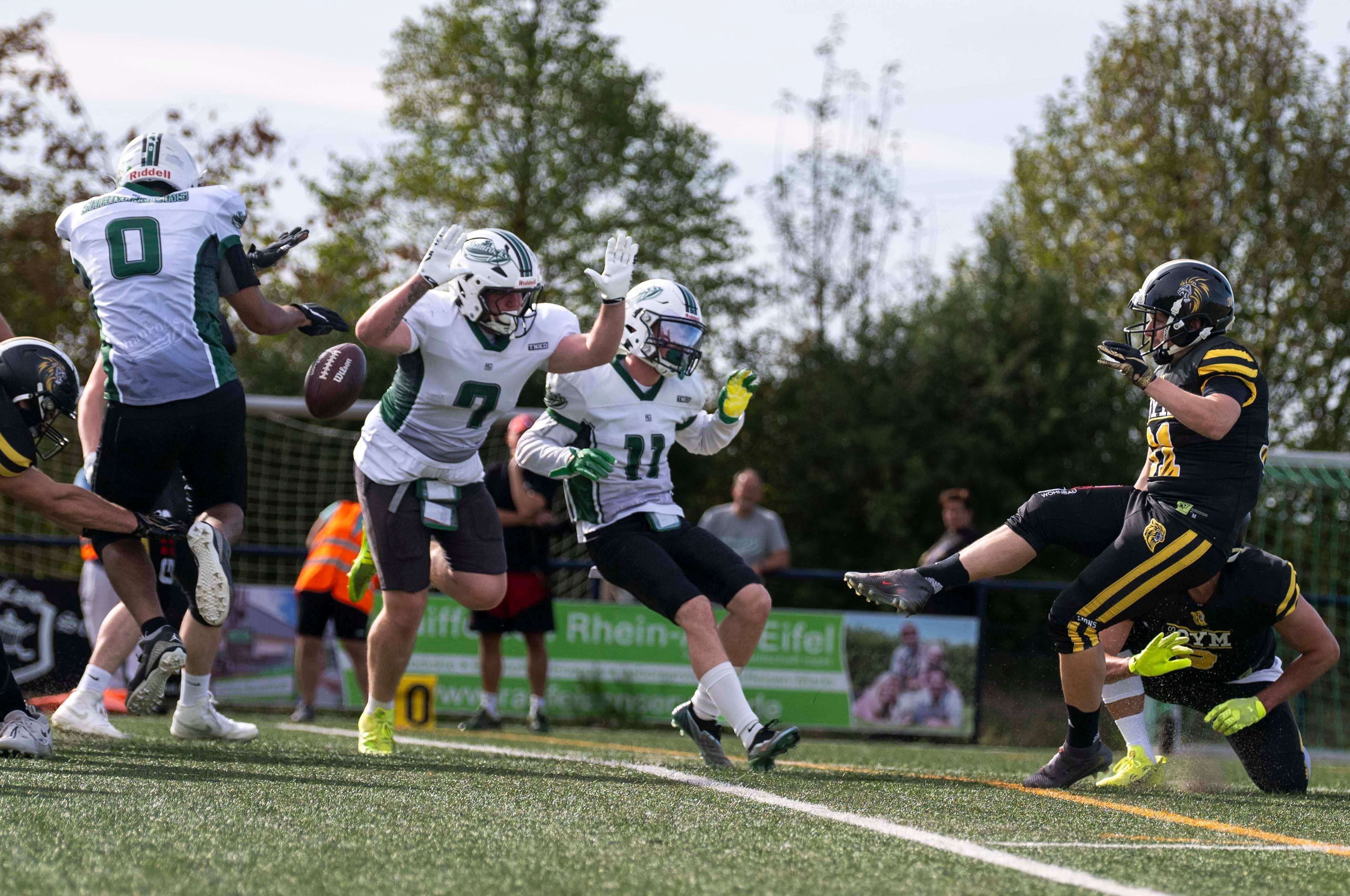 Der Ball des Kickers wird von der Defensive abgefangen.