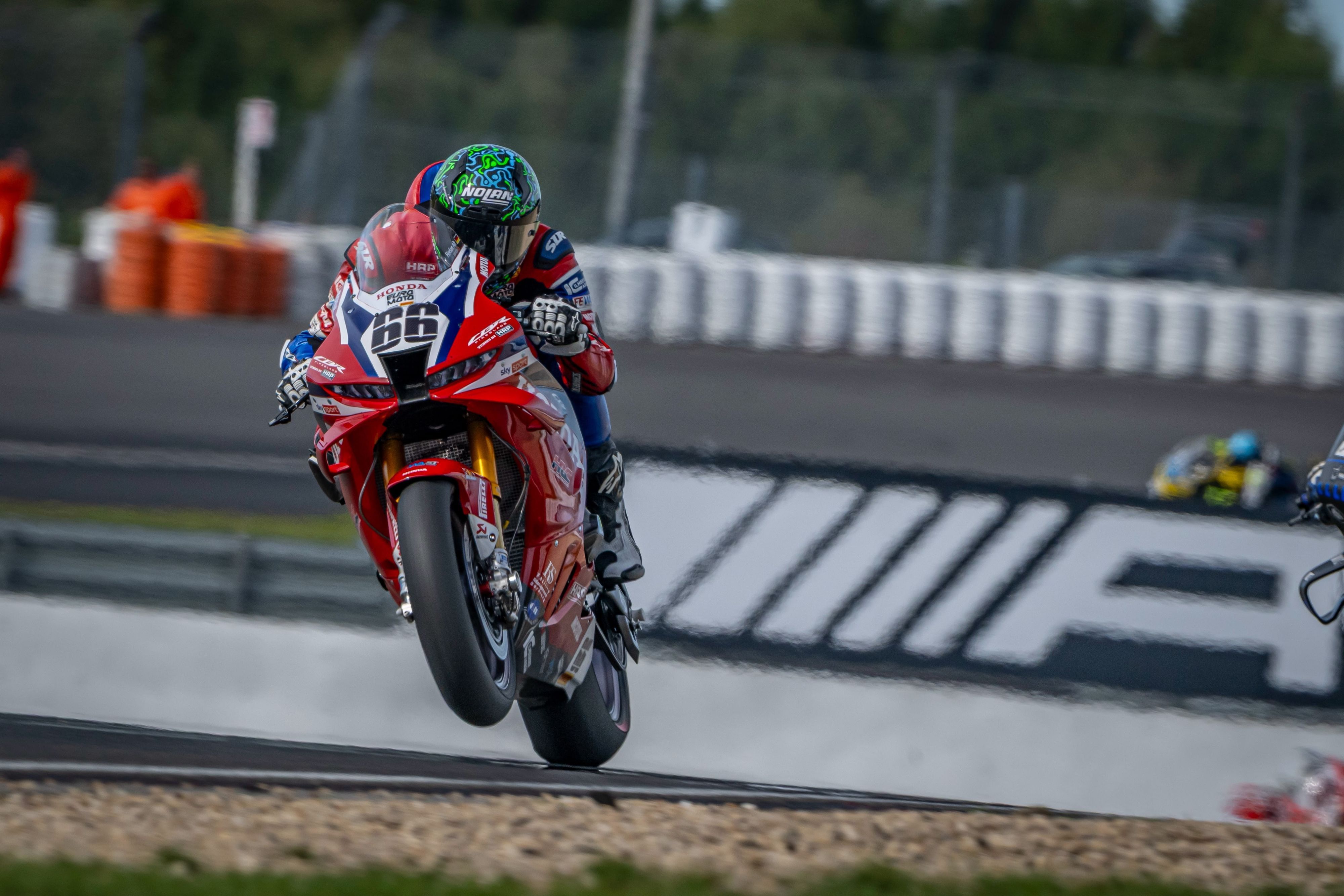 Motorradrennfahrer Florian Alt in Aktion.