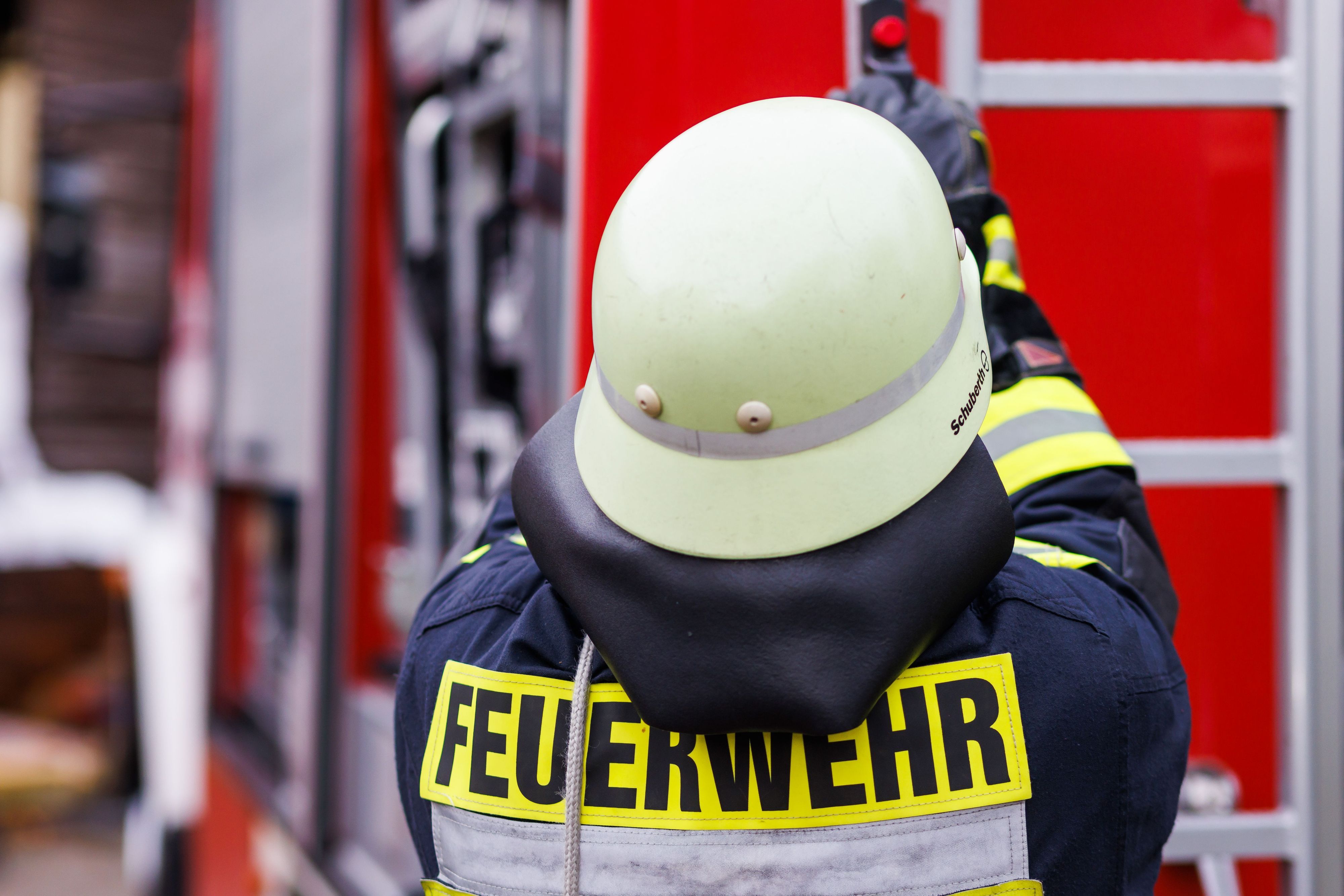 Ein Feuerwehrmann während einer Einsatzübung. (Archivbild)