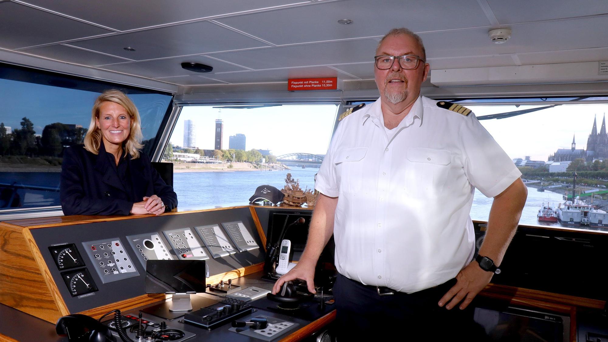 Wegen des Niedrigwasser im Rhein ist die Schifffahrt stark eingeschränkt. Wir sprachen auf der Brücke der der Rhein-Magie mit Kapitän Marc D'Avis und KD-Chefin Nina Luig.