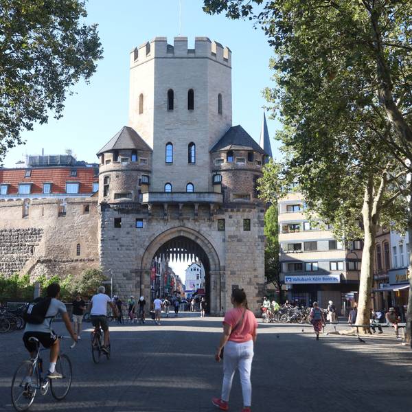 Der Chlodwigplatz mit der Severinstorburg