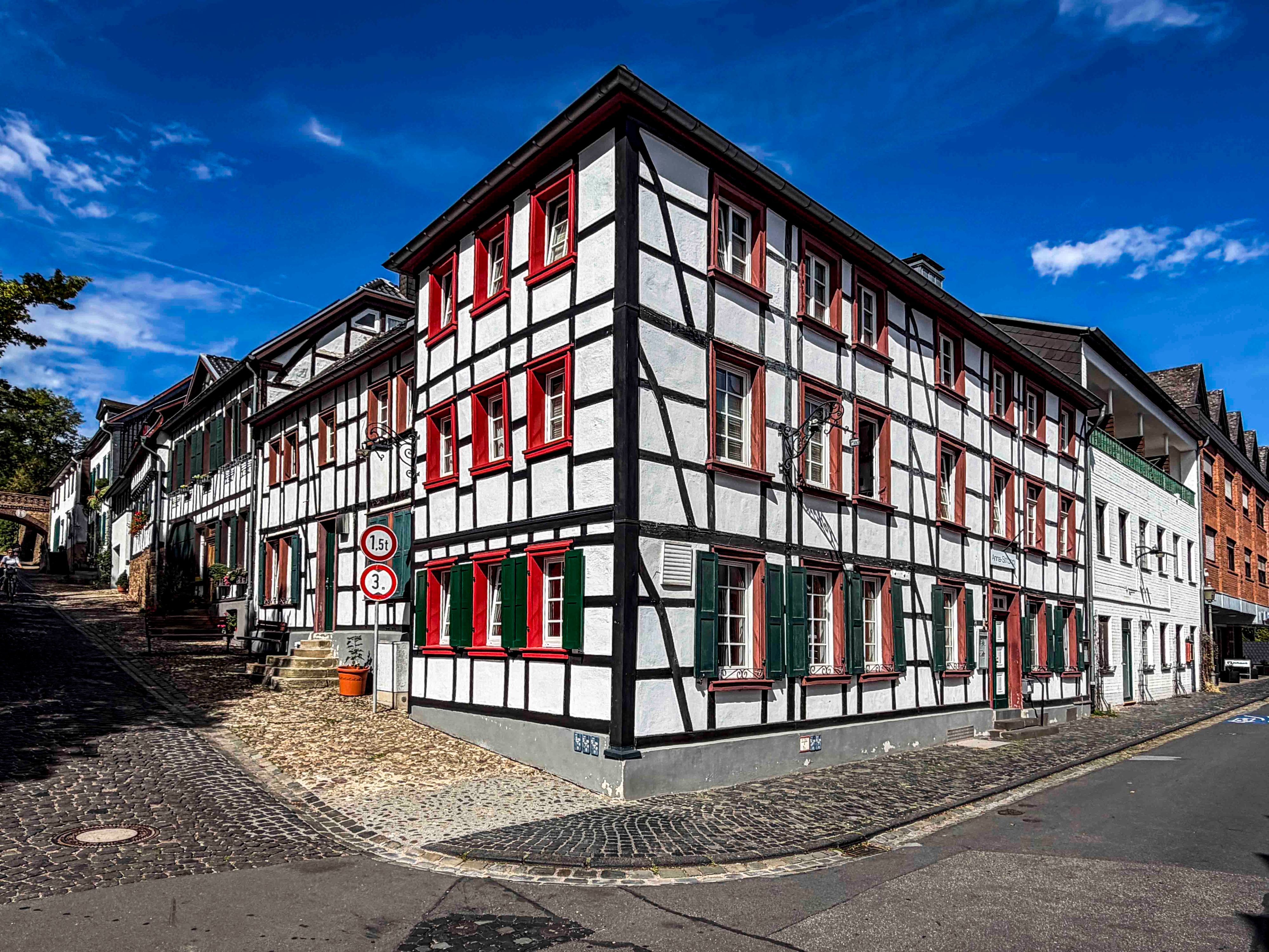 Das Foto zeigt mehrere Fachwerkhäuser in Kommern.