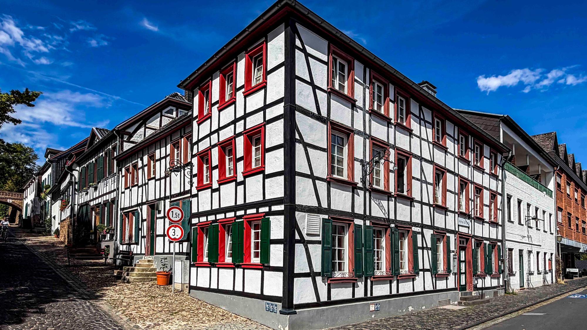 Das Foto zeigt mehrere Fachwerkhäuser in Kommern.