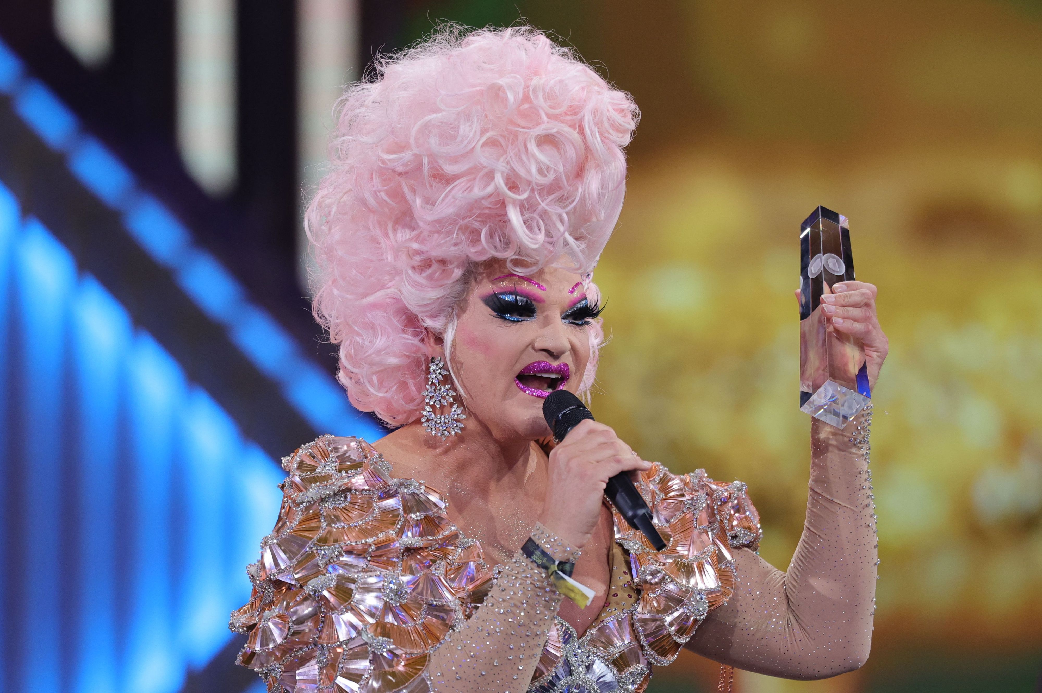 Olivia Jones, Dragqueen, freut sich bei der Verleihung des Deutschen Fernsehpreises im Confex über ihre Auszeichnung.