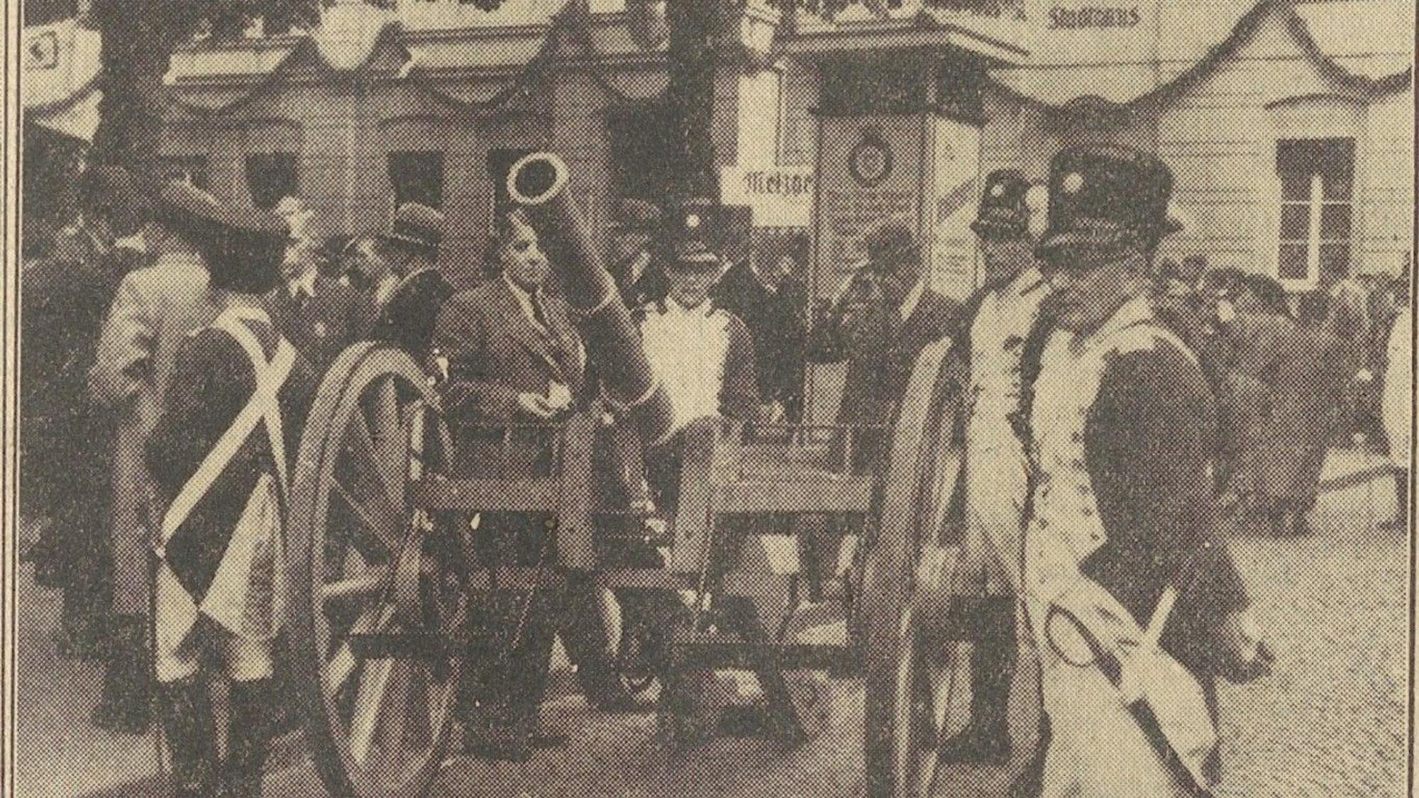 Winzerfest 1937: Rundfunksäule auf dem Königswinterer Marktplatz