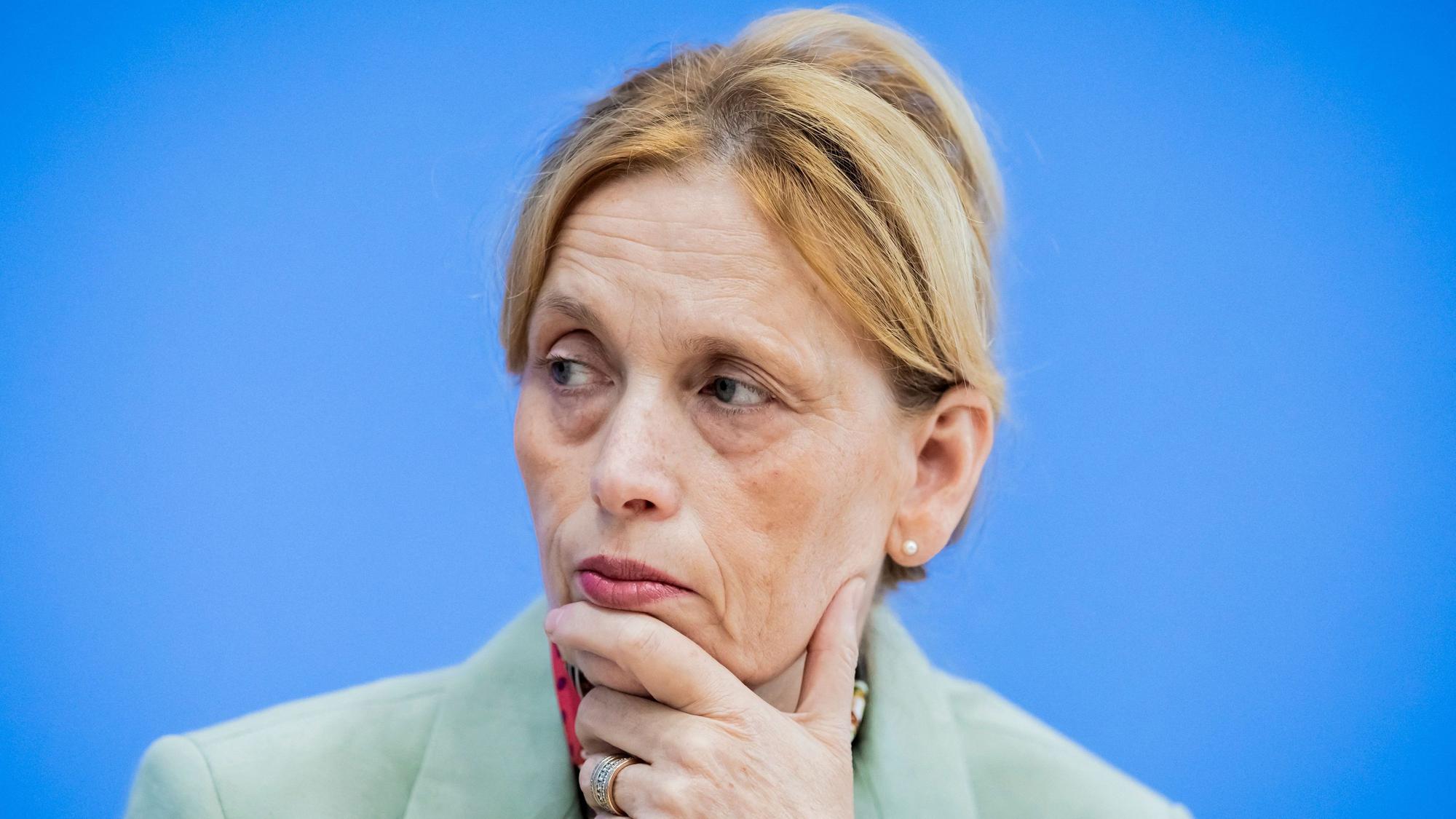 Karin Prien (CDU), Bundesministerin für Bildung, Familie, Senioren, Frauen und Jugend, bei einer Pressekonferenz. (Archivbild)
