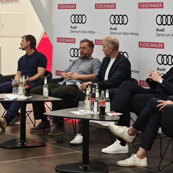 Blick auf die Bühne beim FC-Talk mit Pierre Littbarski, Thomas Kessler und Jörg Jakobs.