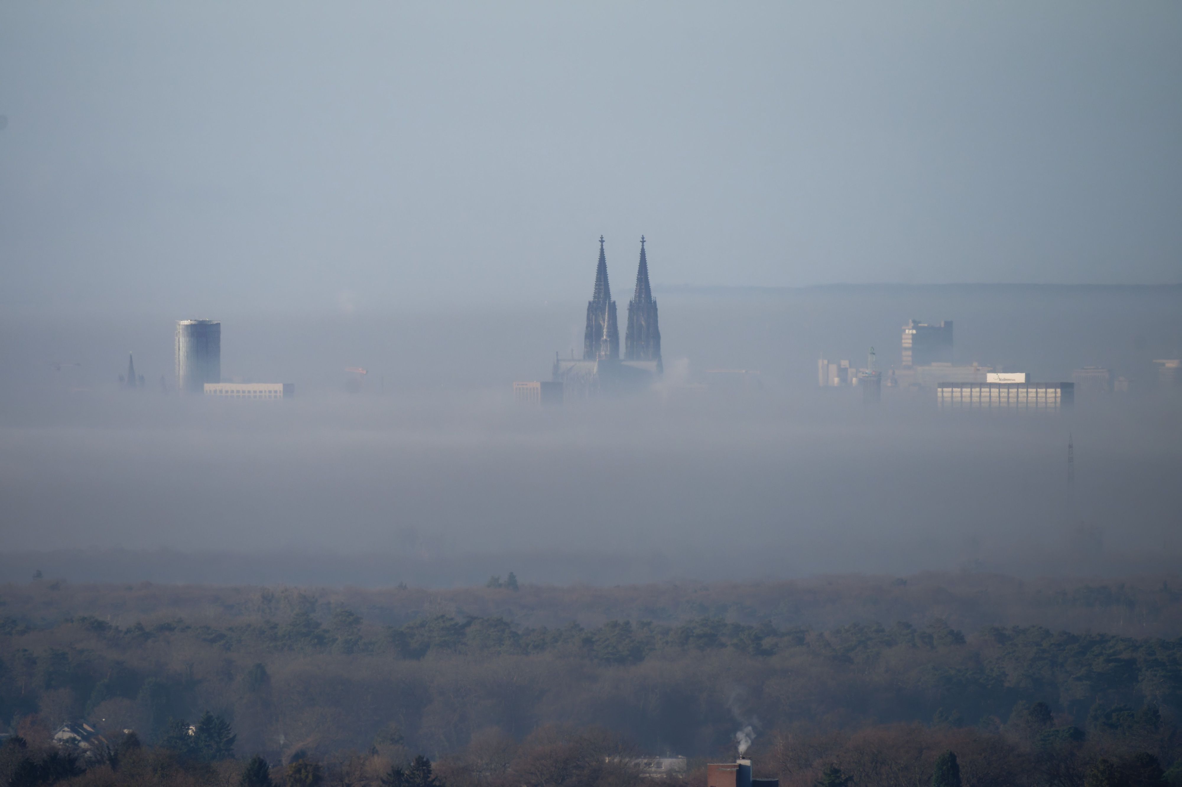 Der Dom und andere hohe Häuser ragen aus dem Nebel über Köln. (Archivbild)