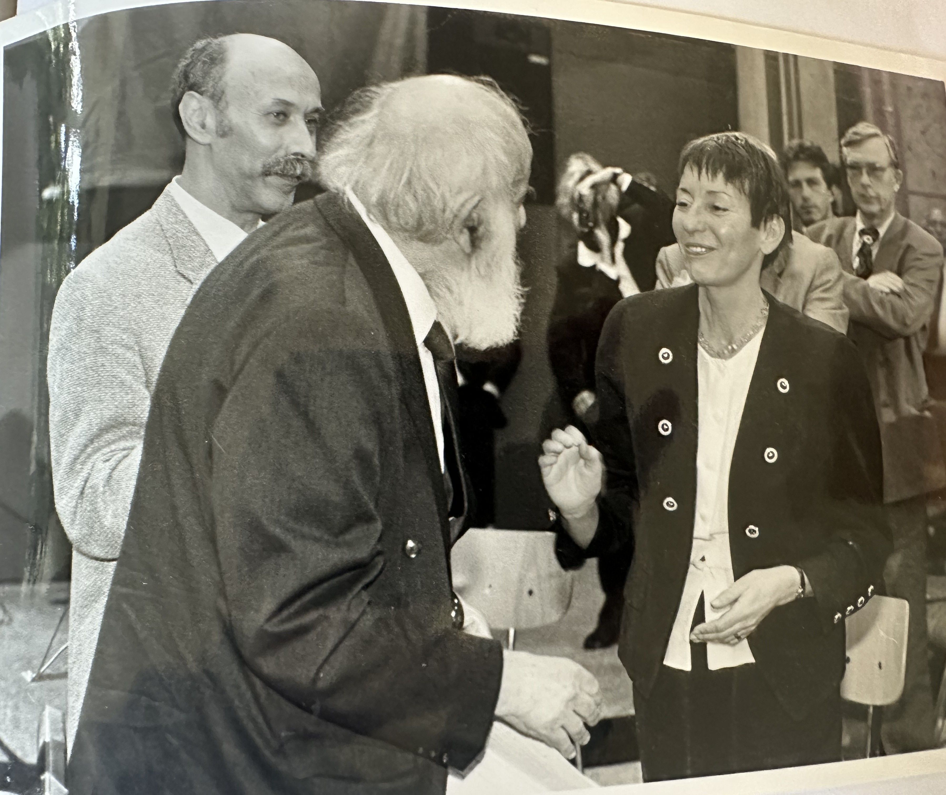 Kathinka Dittrich van Weringh mit Lew Kopelew (Mitte) und Übersetzer Boris Chlebnikow bei der Verleihung des Alexandr-Men-Preises an Dittrich van Weringh 1995