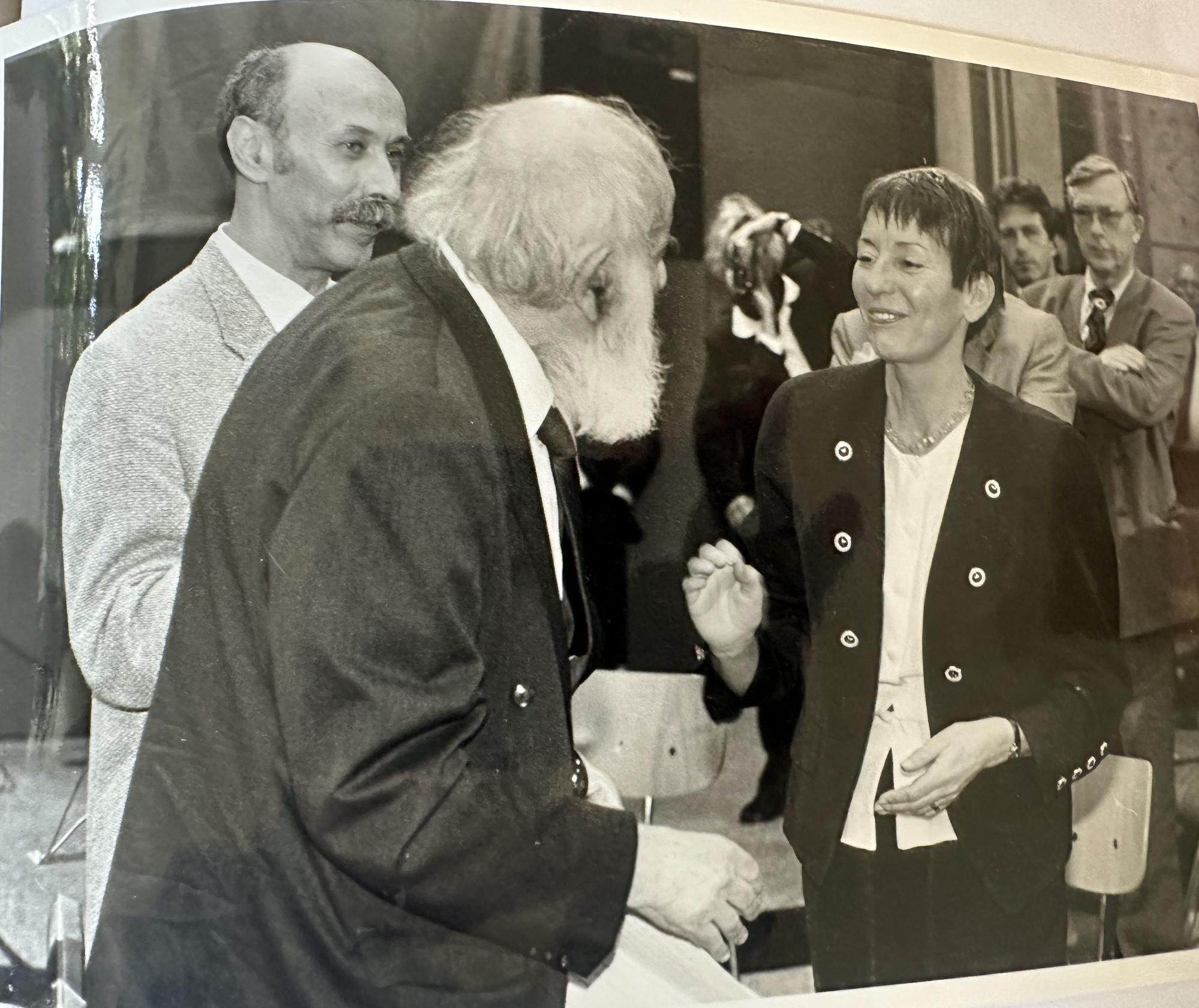 Kathinka Dittrich van Weringh mit Lew Kopelew (Mitte) und Übersetzer Boris Chlebnikow bei der Verleihung des Alexandr-Men-Preises an Dittrich van Weringh 1995