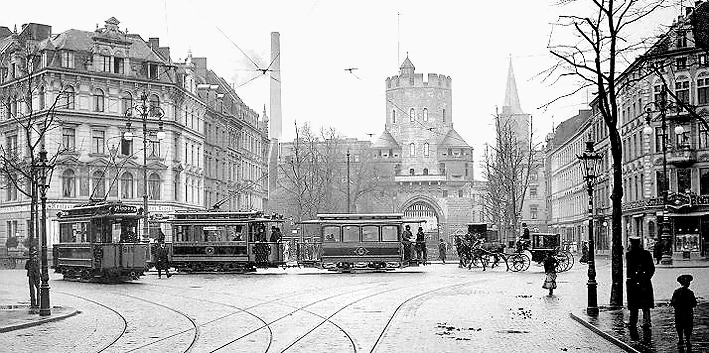 Straßenbahnen und Kutschen vor mehr als 100 Jahren auf dem Chlodwigplatz