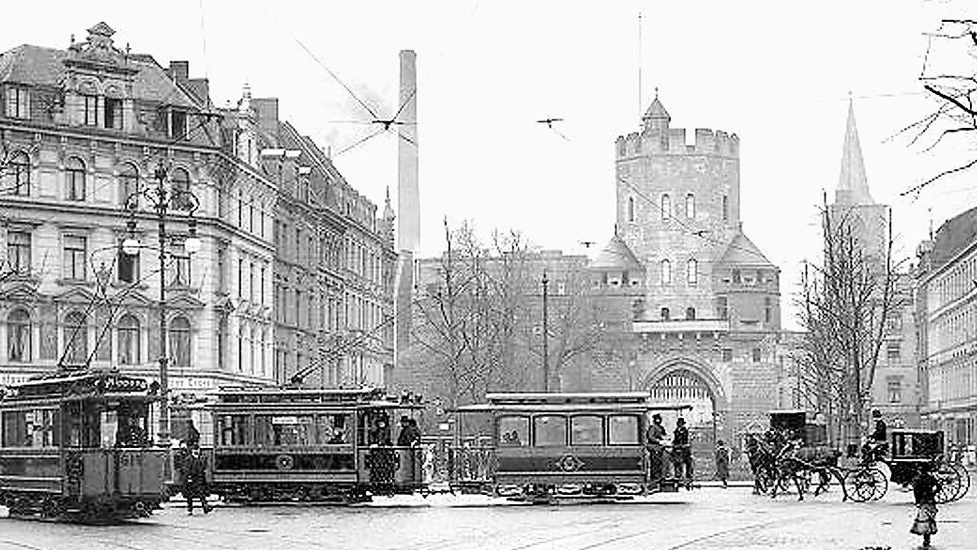 Straßenbahnen und Kutschen vor mehr als 100 Jahren auf dem Chlodwigplatz