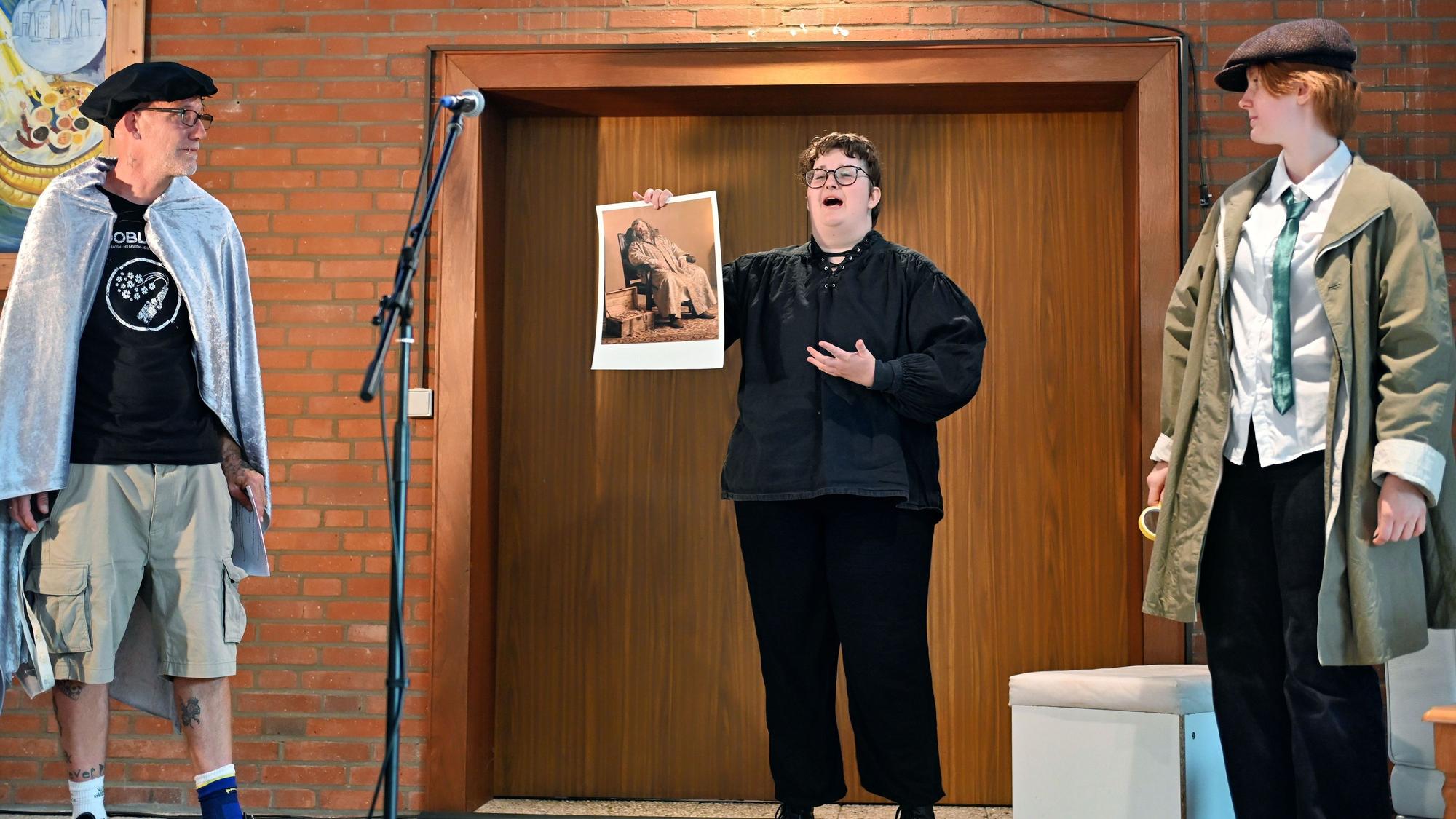 In der evangelischen Kirche in Weilerswist wird ein Theaterstück aufgeführt.