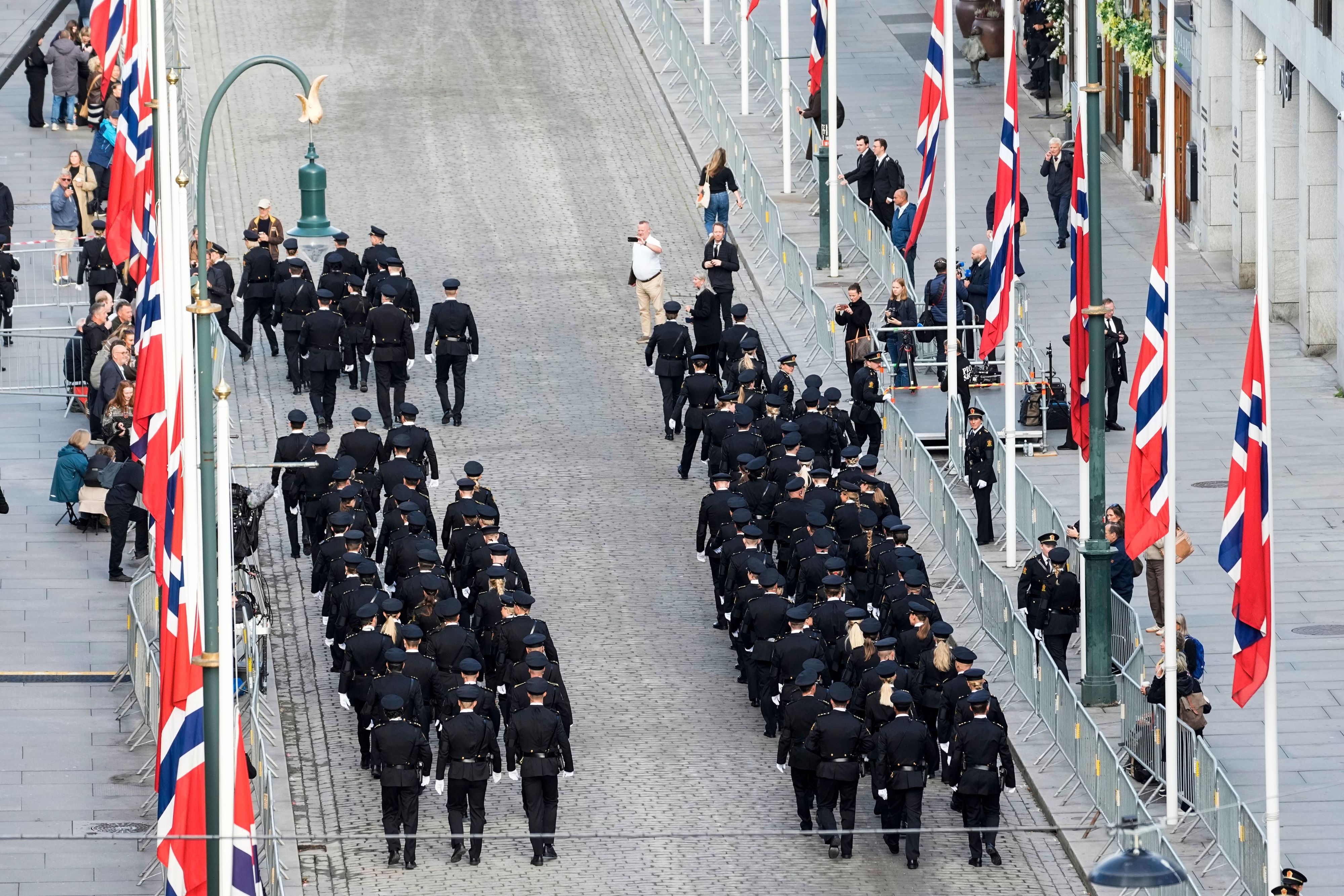Polizeikräfte marschieren in der Karl-Johans-Gasse, bevor dort der Sarg des verstorbenen König Harald V. vom Palast zur Osloer Kathedrale getragen wird.