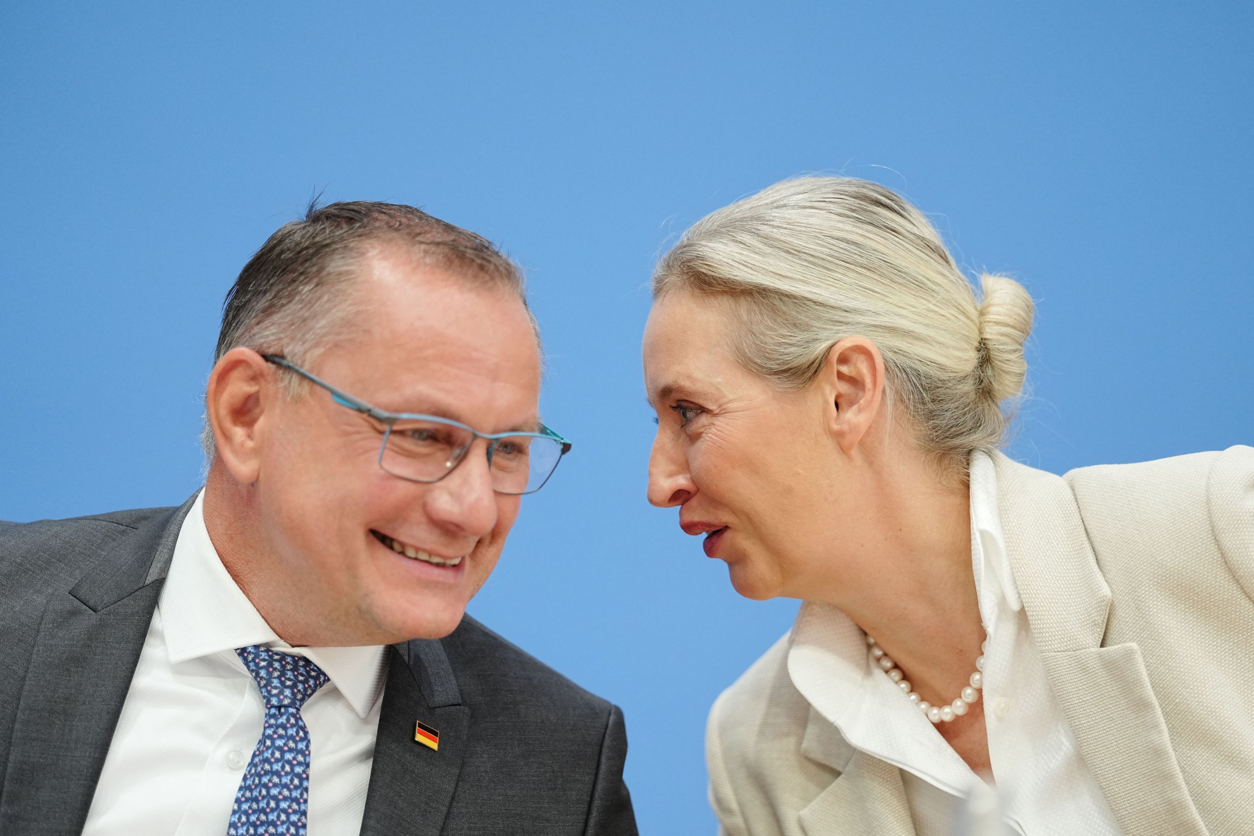 Alice Weidel und Tino Chrupalla, die Bundesvorsitzenden der AfD, unterhalten sich in der Bundespressekonferenz.