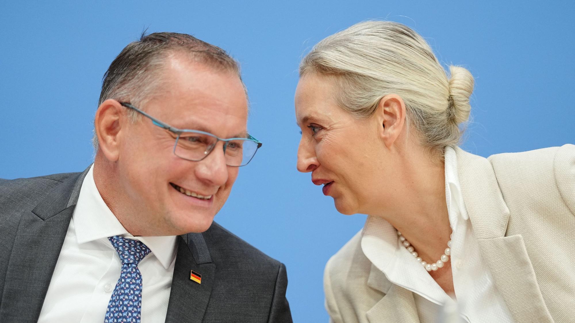 Alice Weidel und Tino Chrupalla, die Bundesvorsitzenden der AfD, unterhalten sich in der Bundespressekonferenz.