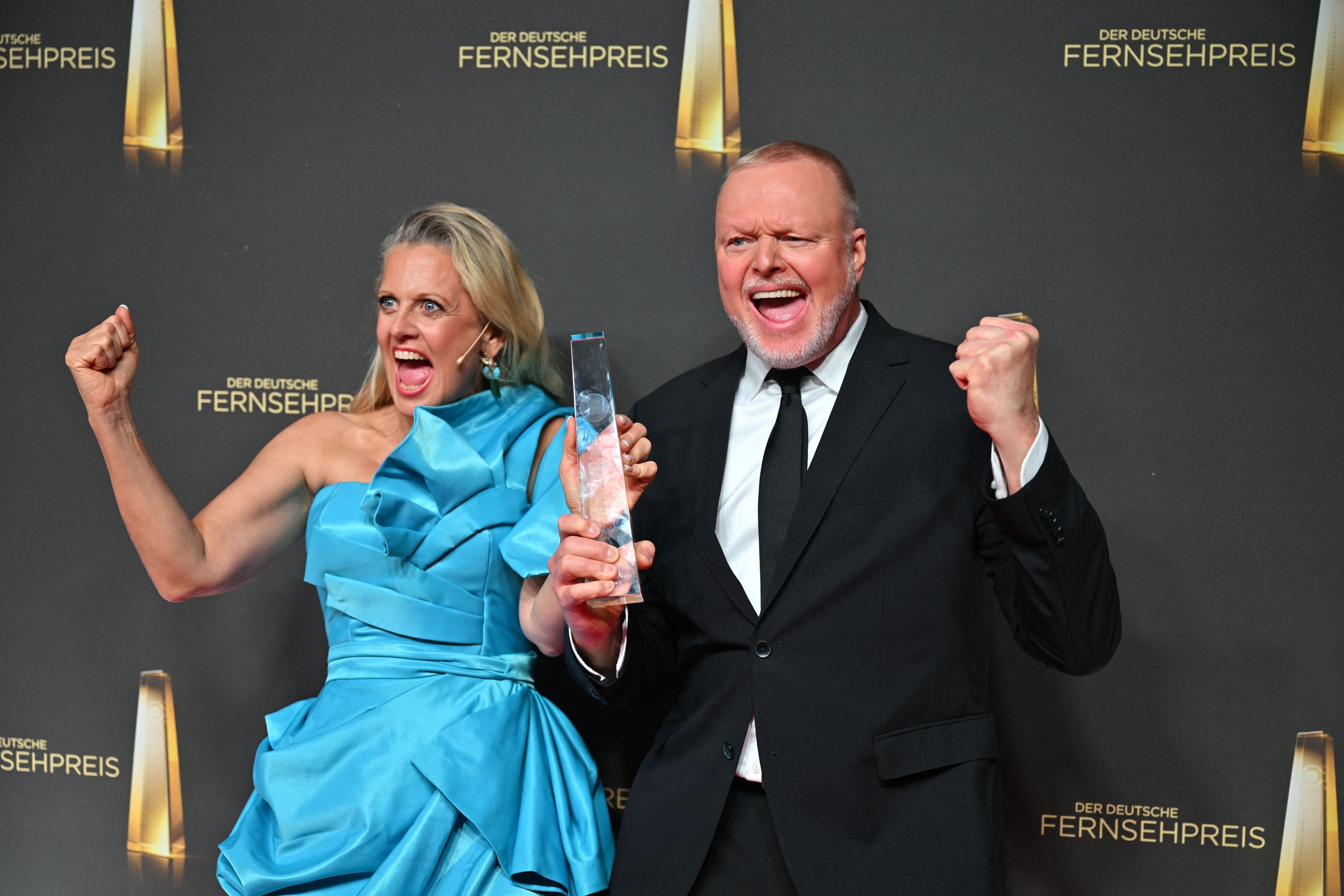 Barbara Schöneberger und Stefan Raab freuen sich bei der Verleihung des Deutschen Fernsehpreises.