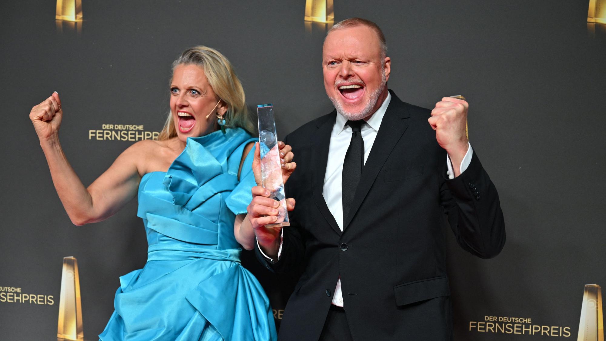 Barbara Schöneberger und Stefan Raab freuen sich bei der Verleihung des Deutschen Fernsehpreises im Confex über die Auszeichnung in der Kategorie „Beste Unterhaltungsshow“.