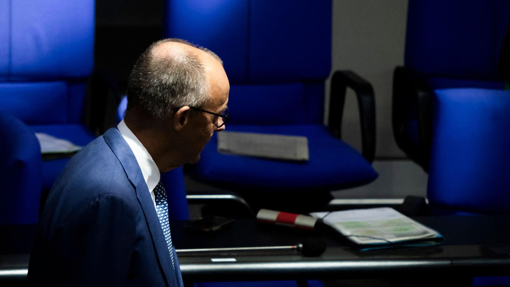 Bundeskanzler Friedrich Merz (CDU) nimmt an der Generaldebatte im Rahmen der Haushaltsberatungen im Bundestag teil.